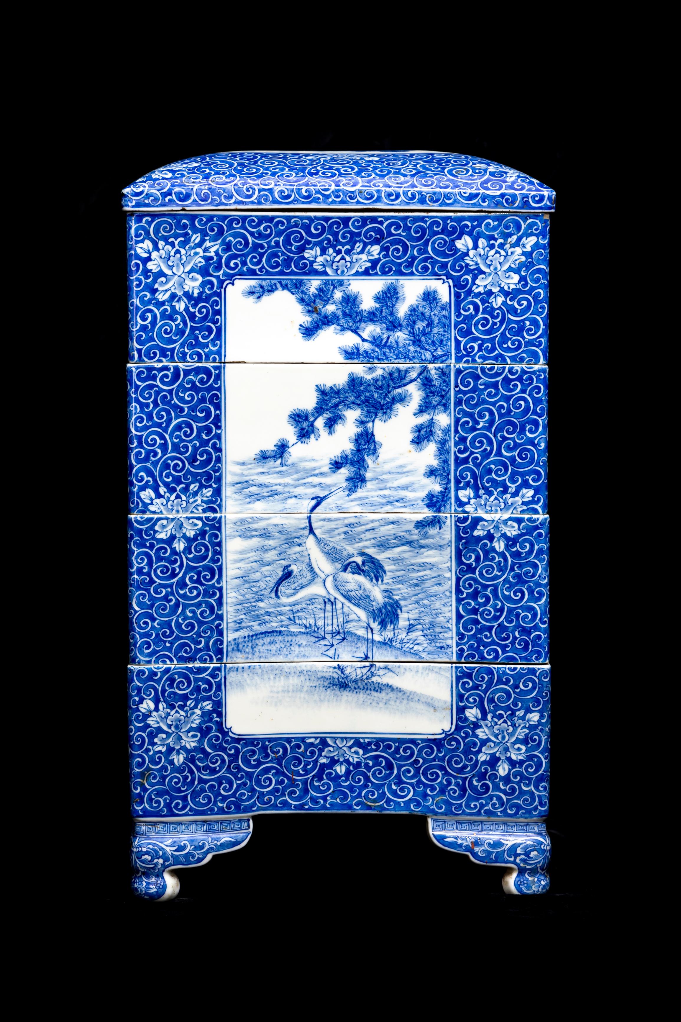 A Japanese Meiji Period Blue and White Porcelain 5-Tier Presentation Box For Sale 9