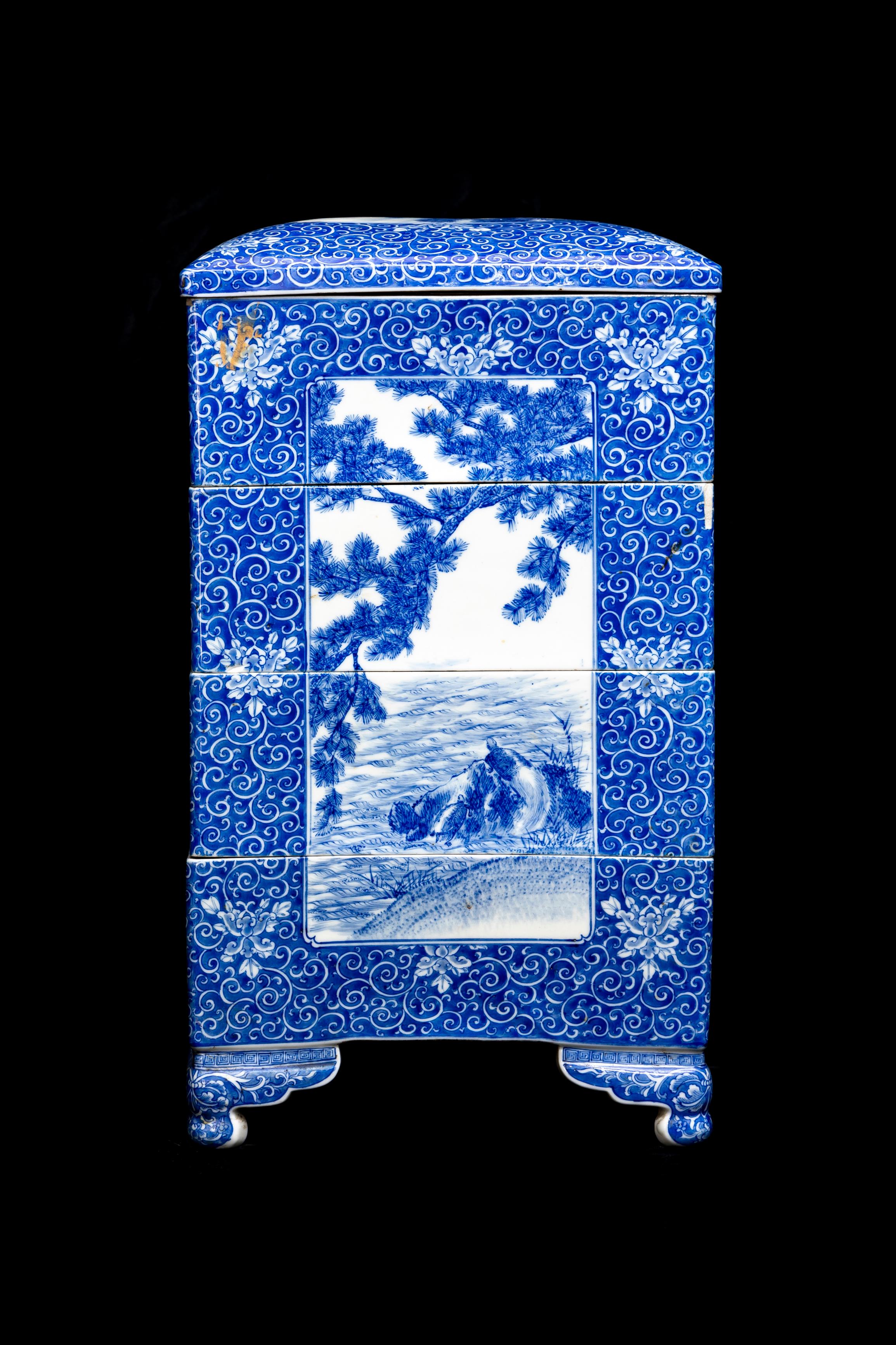 A Japanese Meiji Period Blue and White Porcelain 5-Tier Presentation Box For Sale 10