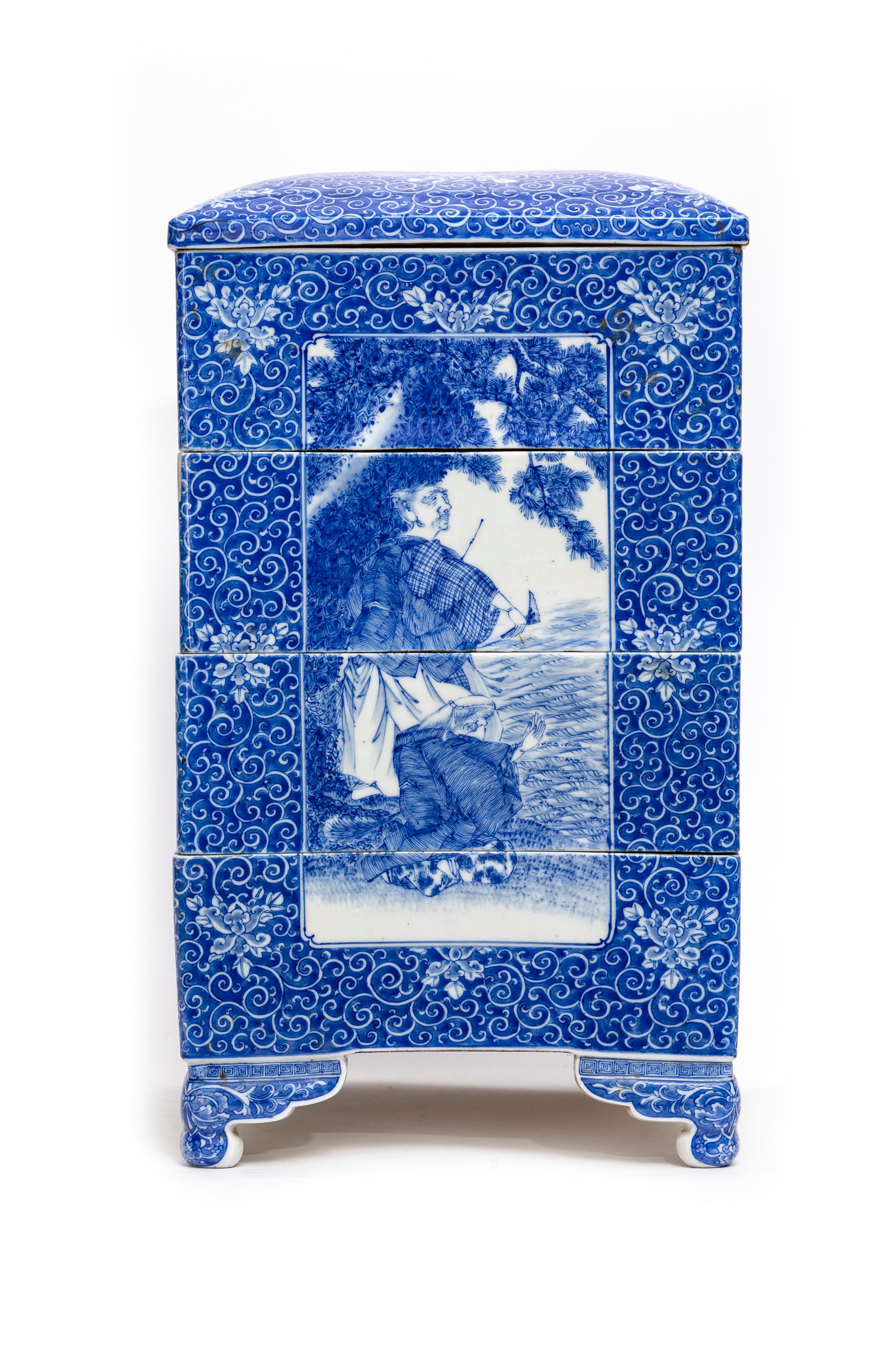 A Japanese Meiji Period Blue and White Porcelain 5-Tier Presentation Box In Good Condition For Sale In New York, NY