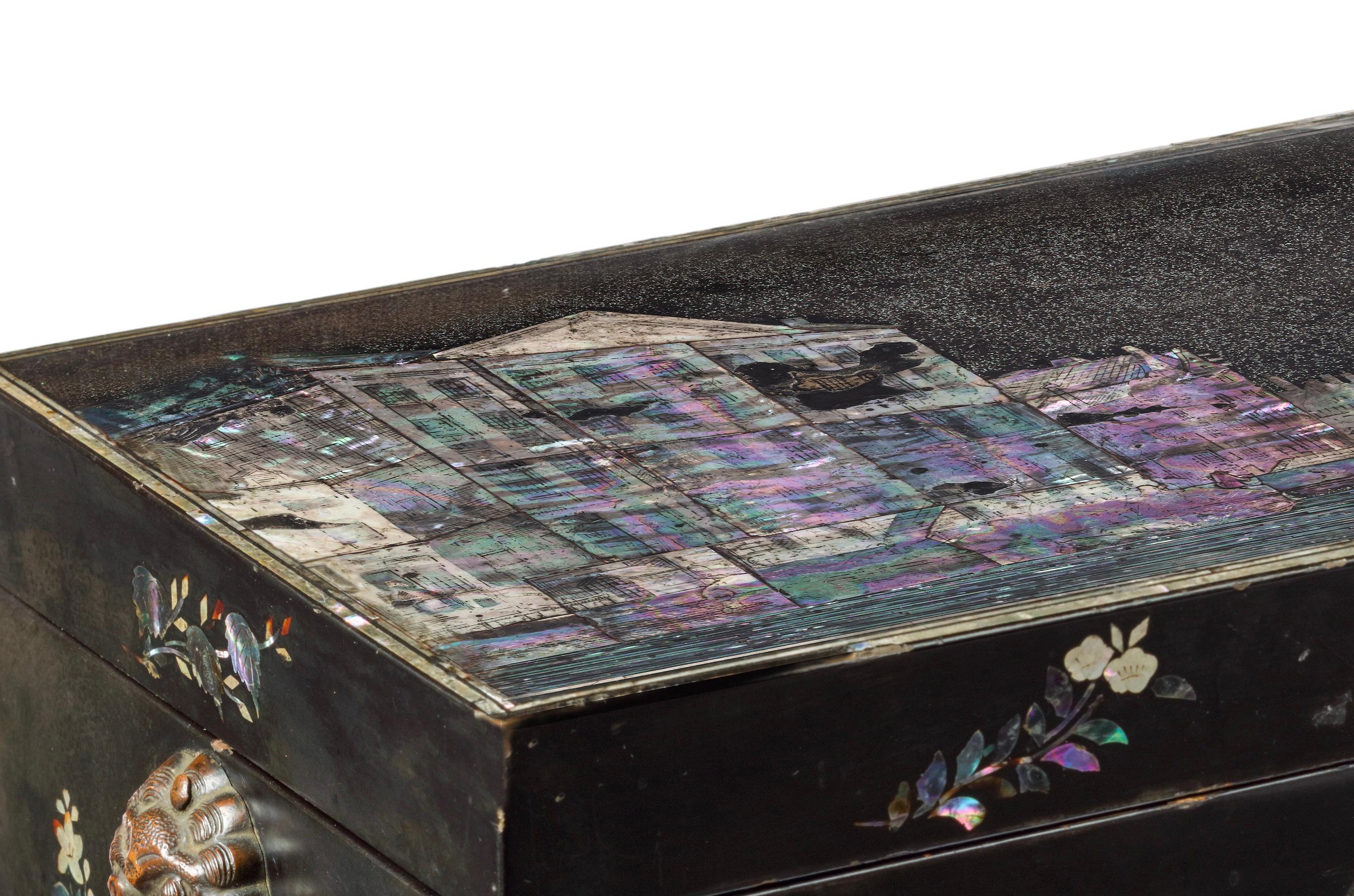 Japanese Nagasaki Export Lacquer Box with Depiction of the 'Trippenhuis' In Fair Condition For Sale In Amsterdam, NL