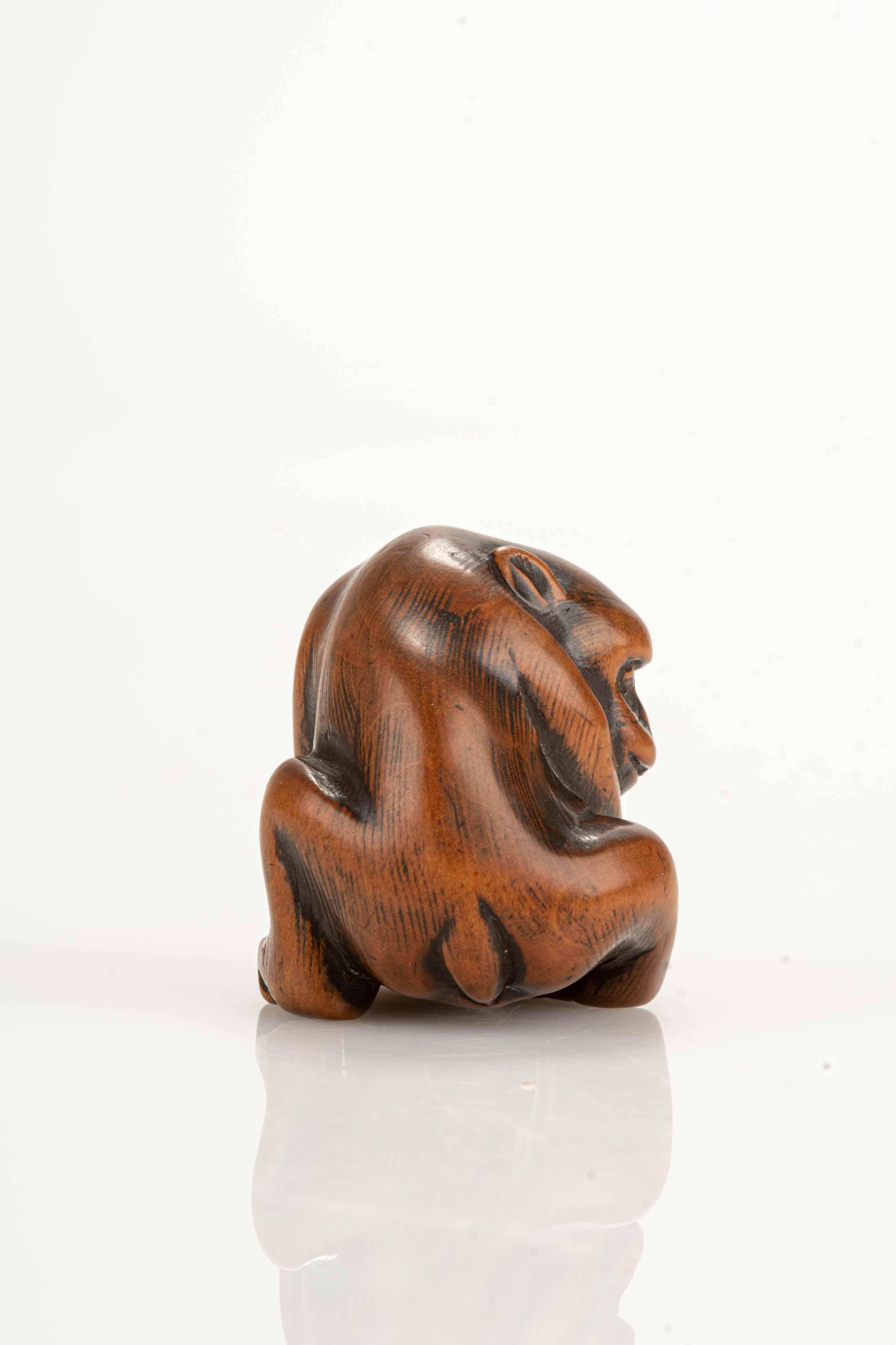 Intagliato a mano Un netsuke giapponese raffigurante una scimmia con una tartaruga in vendita