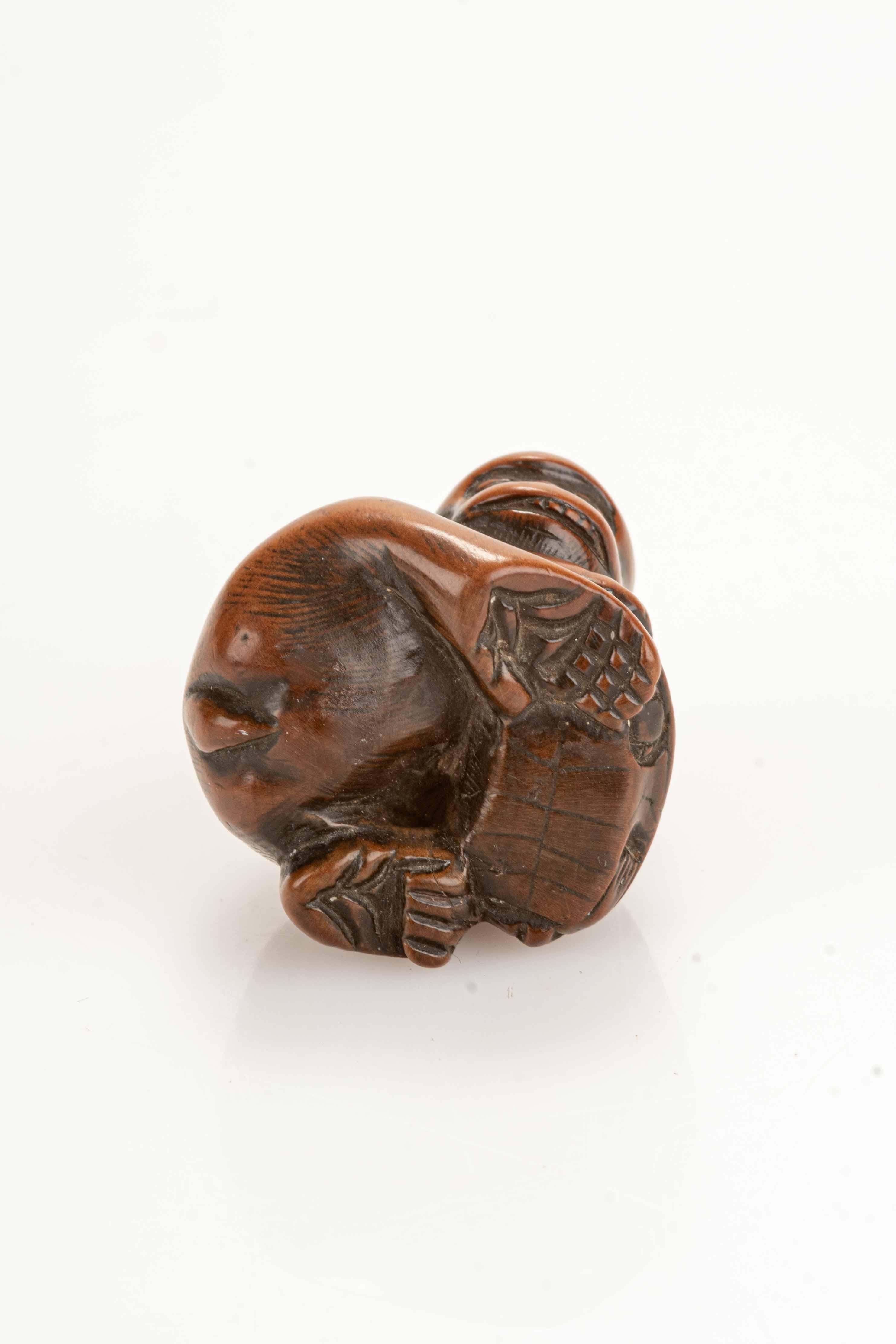 Un netsuke giapponese raffigurante una scimmia con una tartaruga In condizioni ottime in vendita a Milano, IT