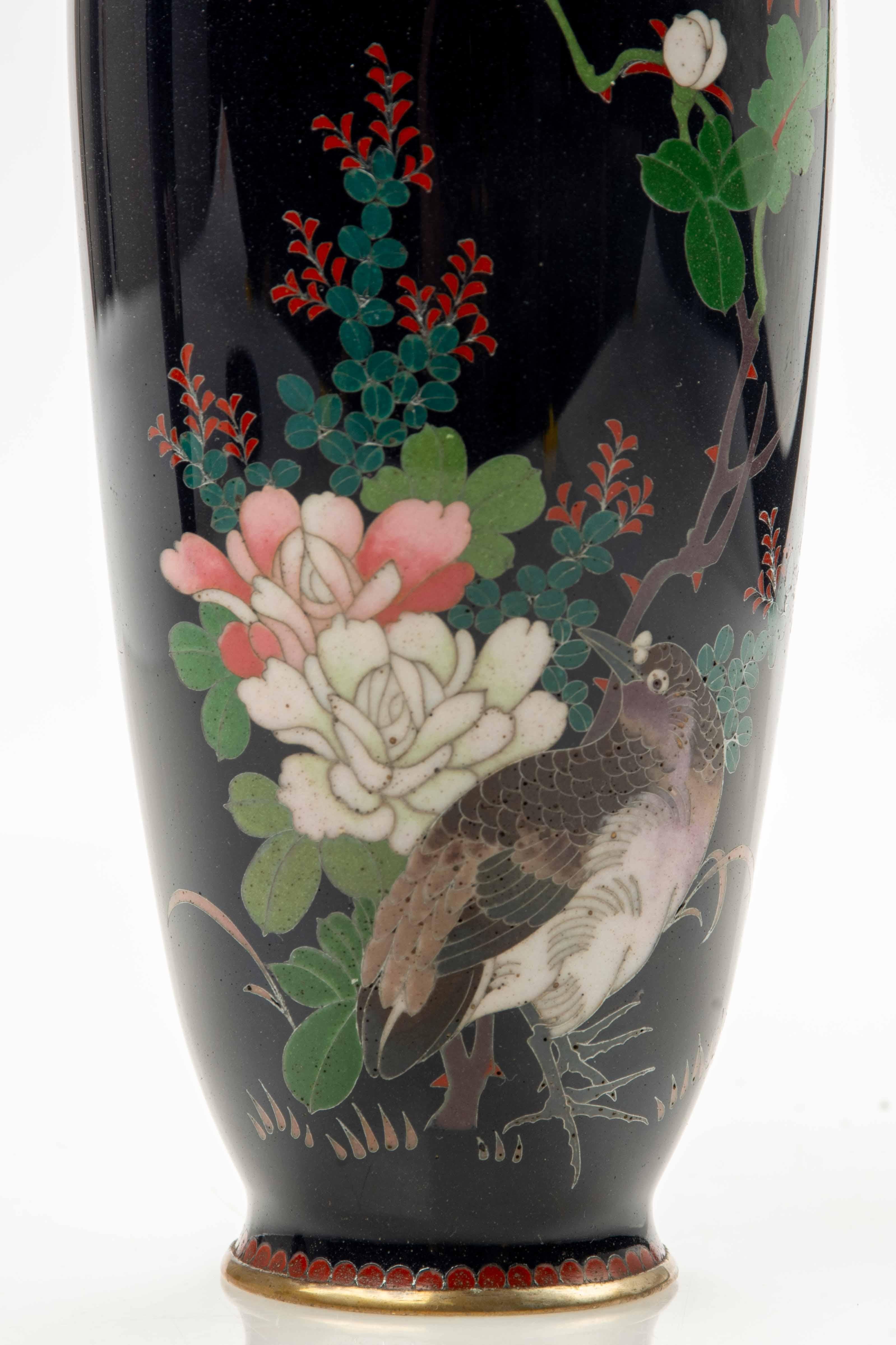 A Japanese pair of cloisonné enamel vases decorated with silver wire In Good Condition In Milano, IT