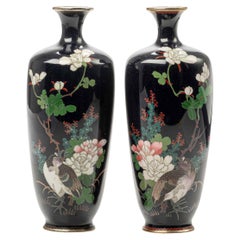 Ein japanisches Paar Cloisonné-Emaille-Vasen mit Silberdraht verziert
