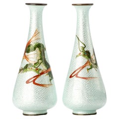 Ein japanisches Paar Cloisonné-Vasen mit Silberfäden verziert