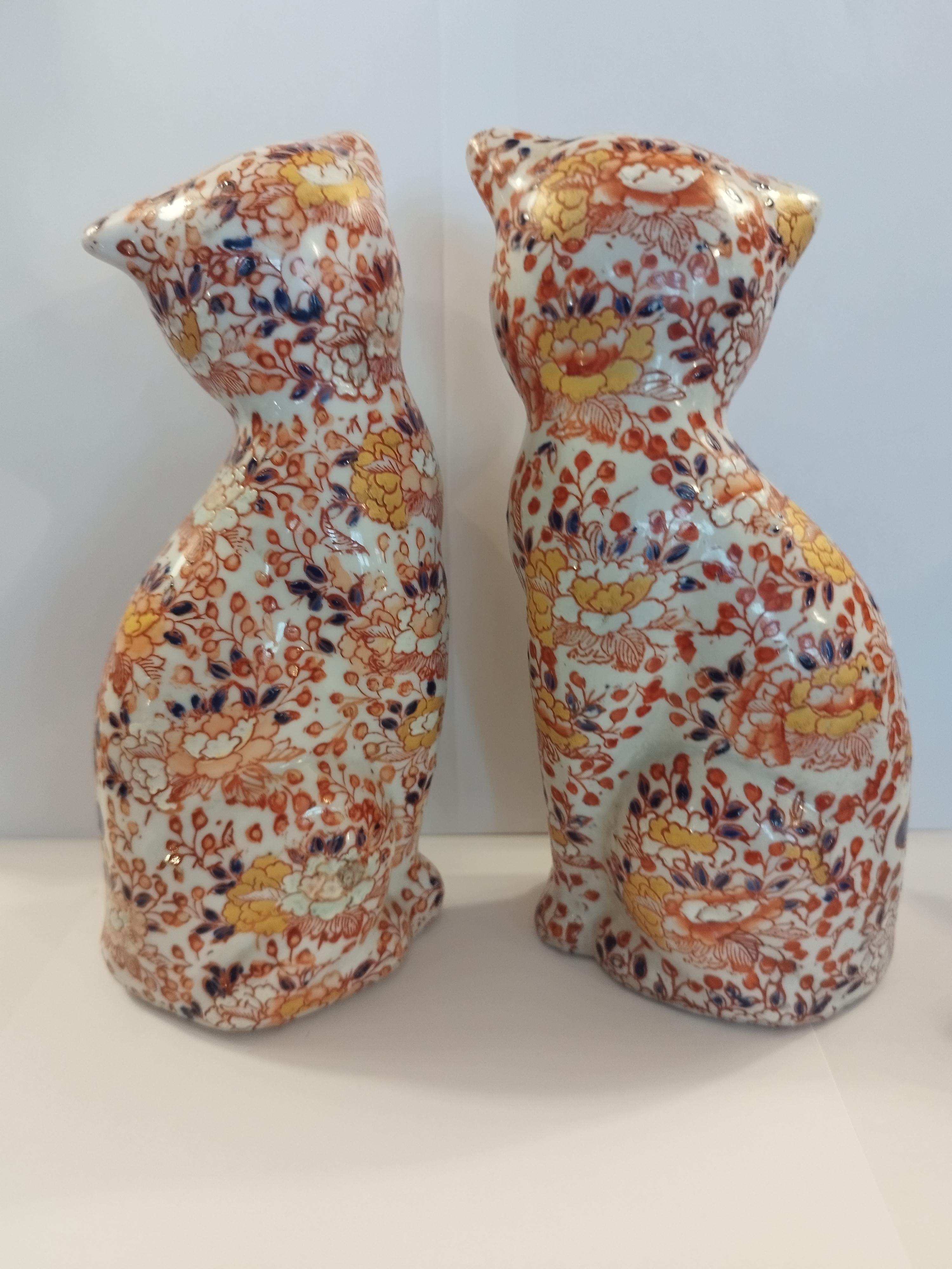 A pair of japanese lovable imari cats in red enameled porcelain.
Each sculpture okimono is signed on the base.
Imari red enamels over blue, yelow and some green under glazing.

Early 20th century
In very good condition.