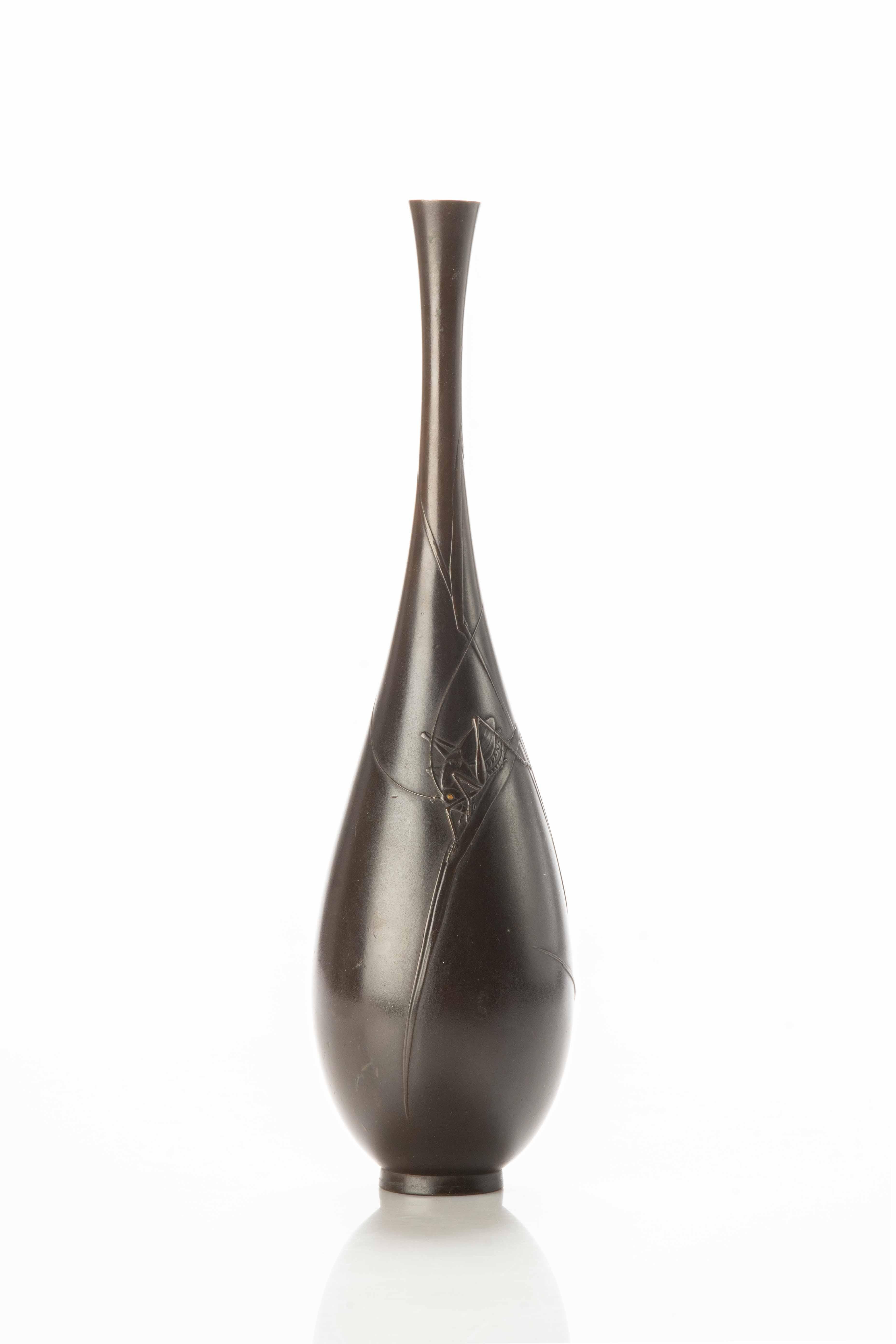 Eine schlanke Vase aus patinierter Bronze, die eine naturalistische Szene mit einer Grille auf Irisblättern darstellt.
Signiert Joun im Relief innerhalb einer ovalen Reserve.

Herkunft: Japan

Zeitraum: Meiji Ende des 19. Jahrhunderts.

Abmessungen: