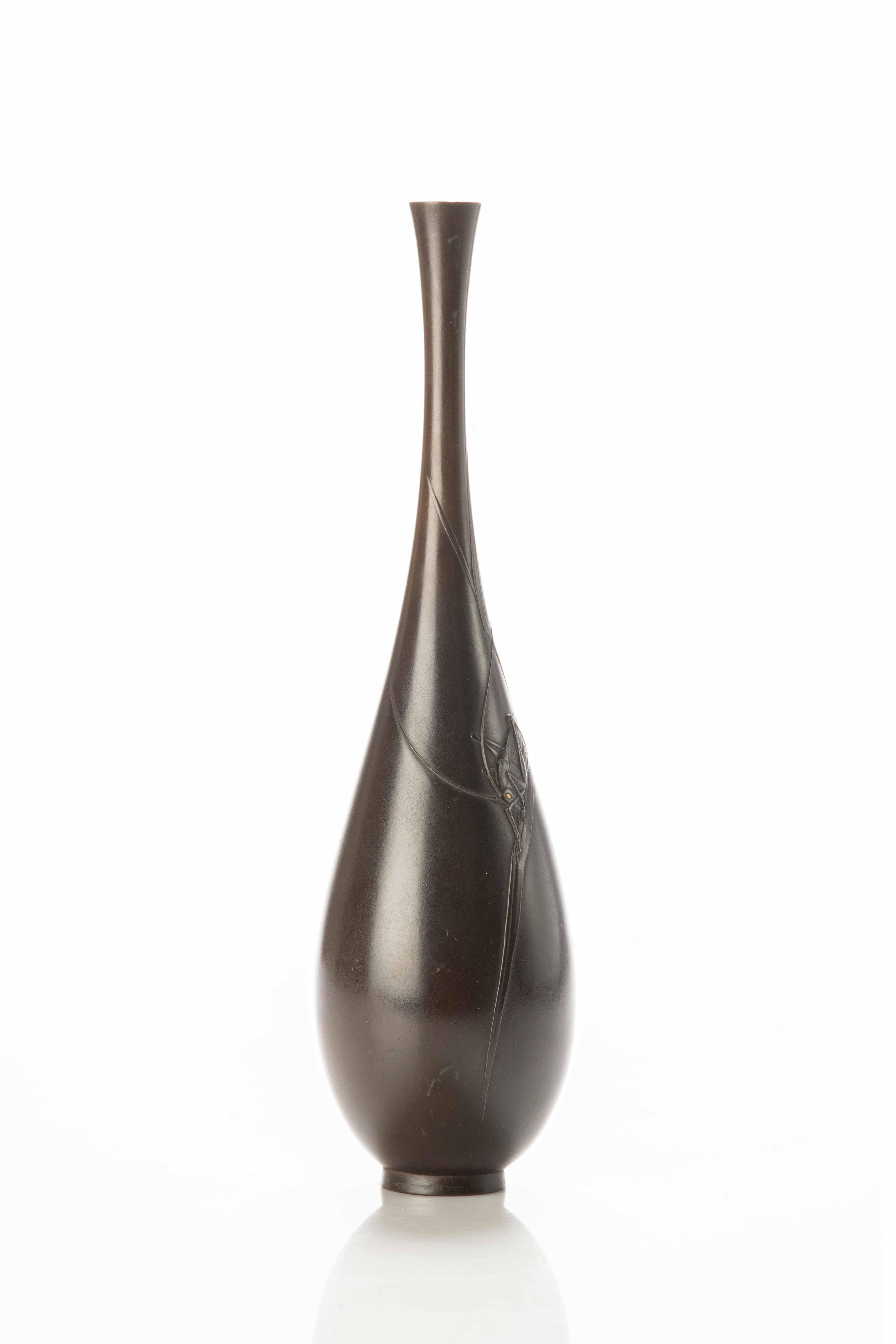 Eine japanische Vase aus patinierter Bronze, die einen Kricket darstellt (Japonismus) im Angebot