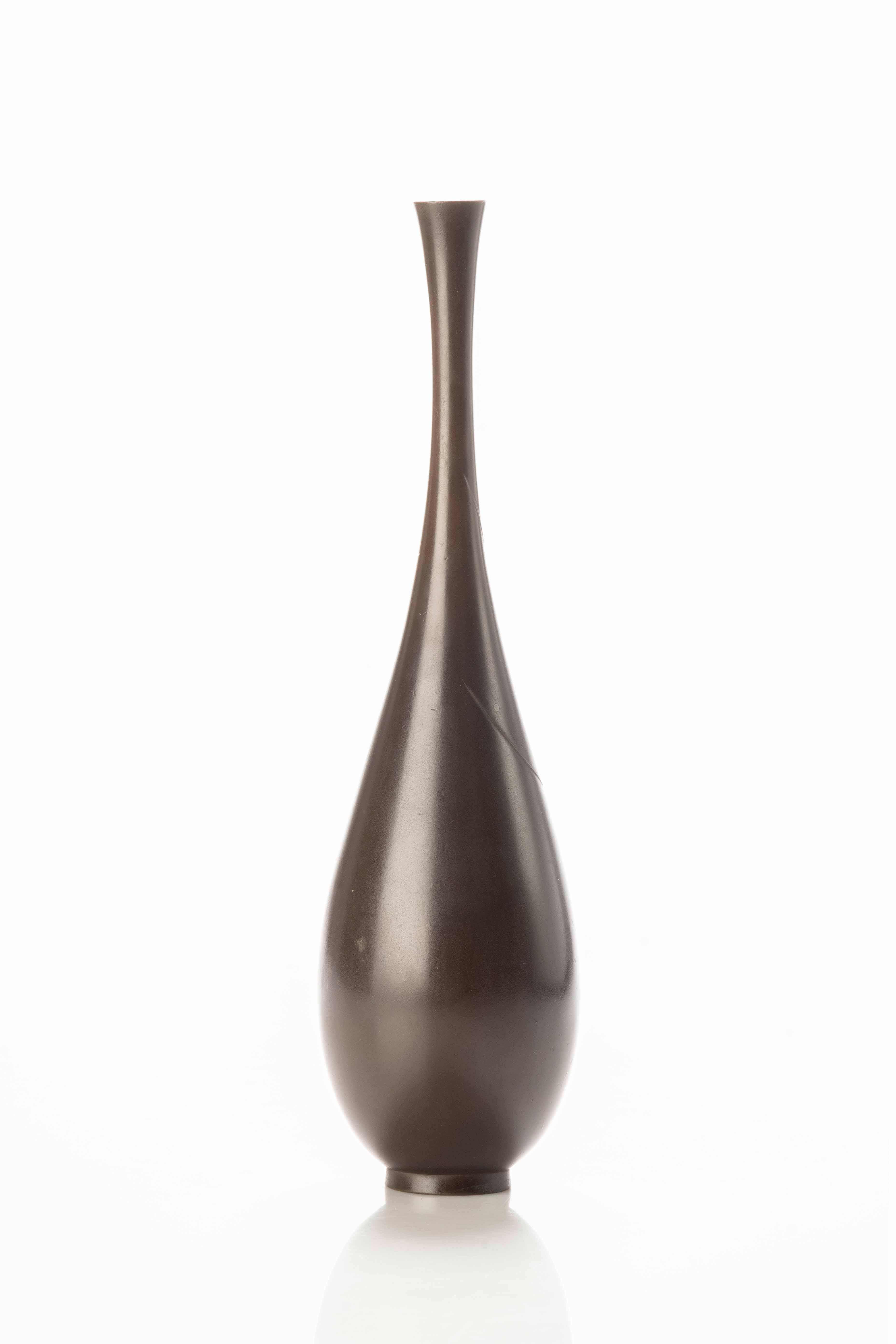 Eine japanische Vase aus patinierter Bronze, die einen Kricket darstellt (Japanisch) im Angebot