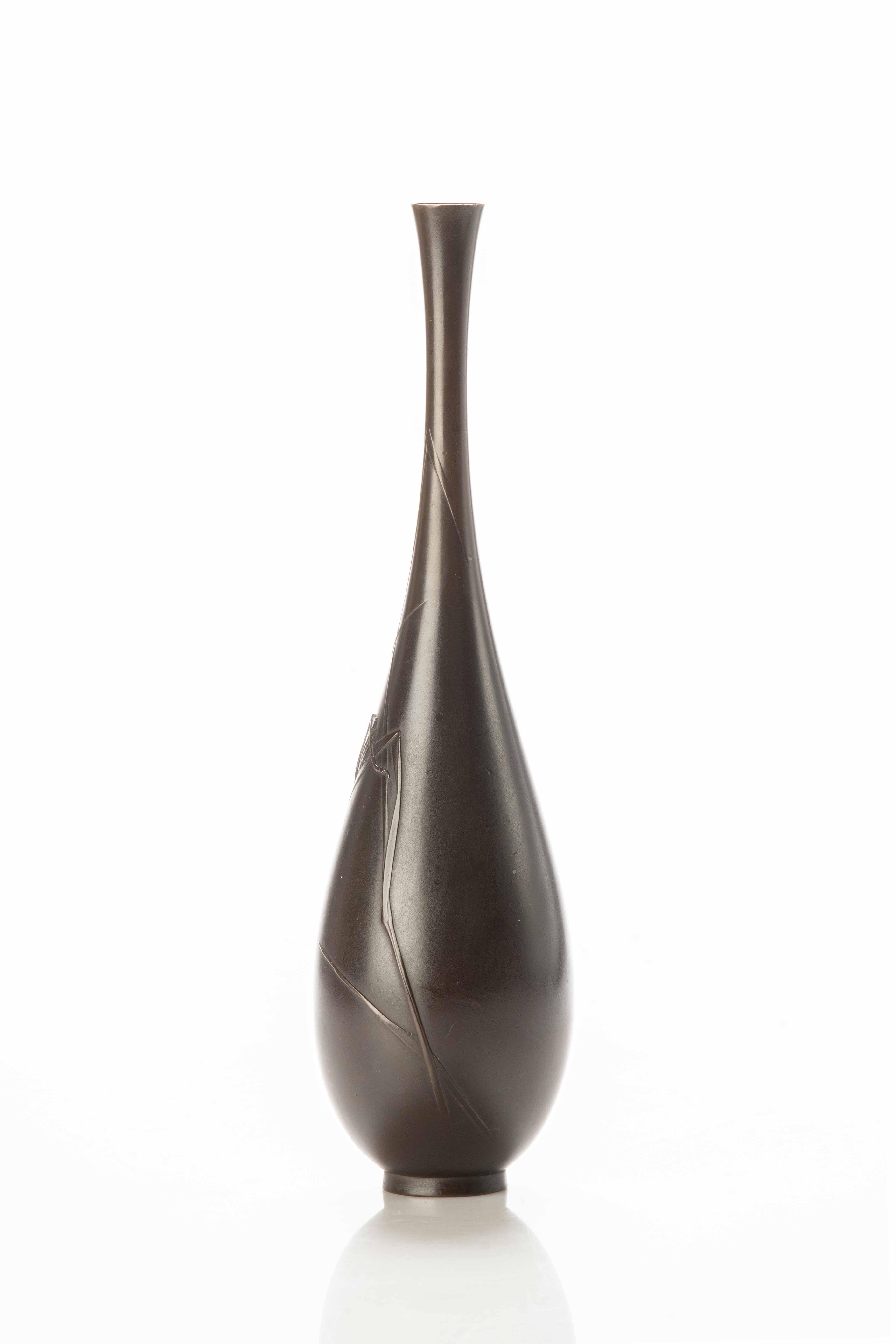Eine japanische Vase aus patinierter Bronze, die einen Kricket darstellt (Metallarbeit) im Angebot