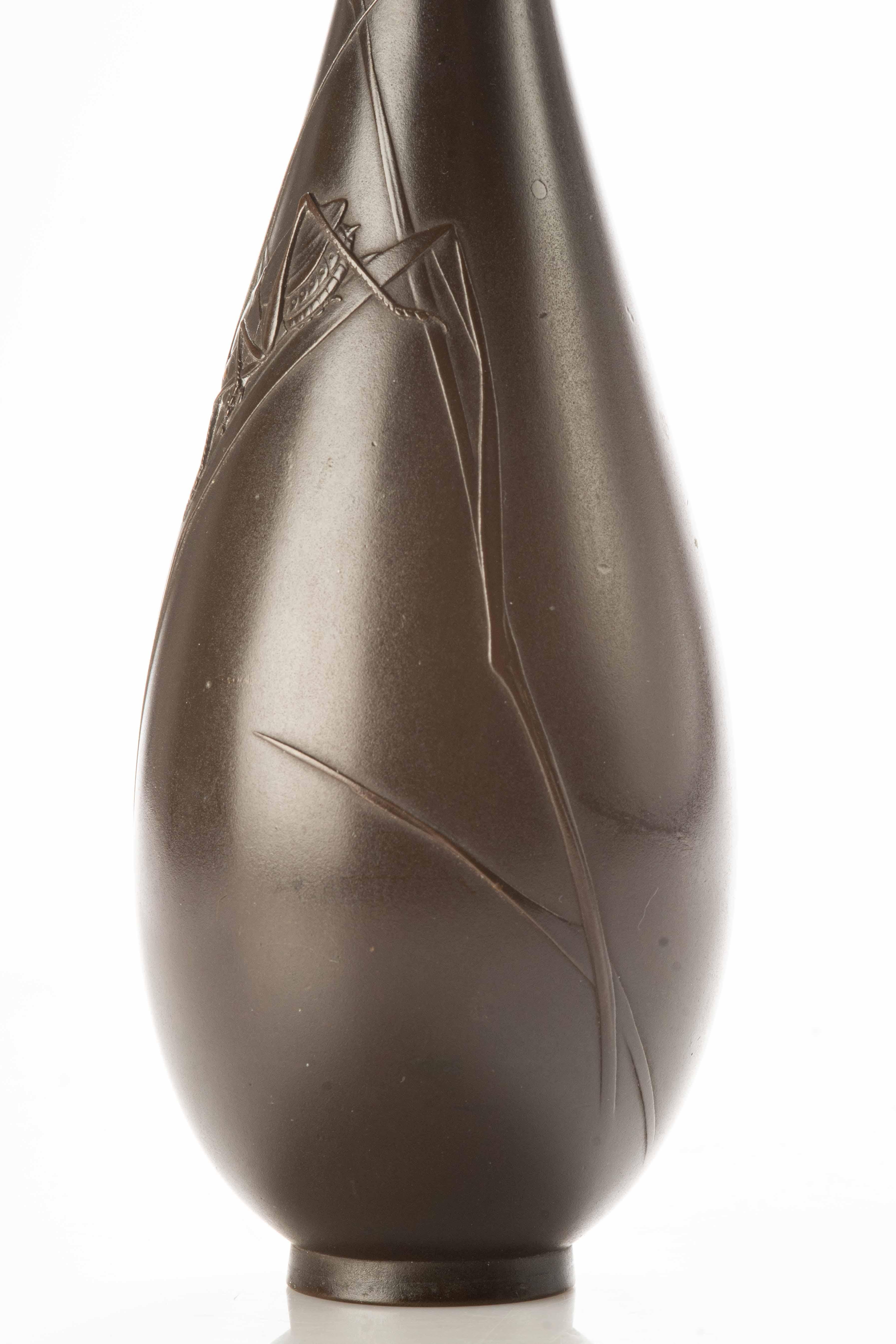 Eine japanische Vase aus patinierter Bronze, die einen Kricket darstellt (19. Jahrhundert) im Angebot
