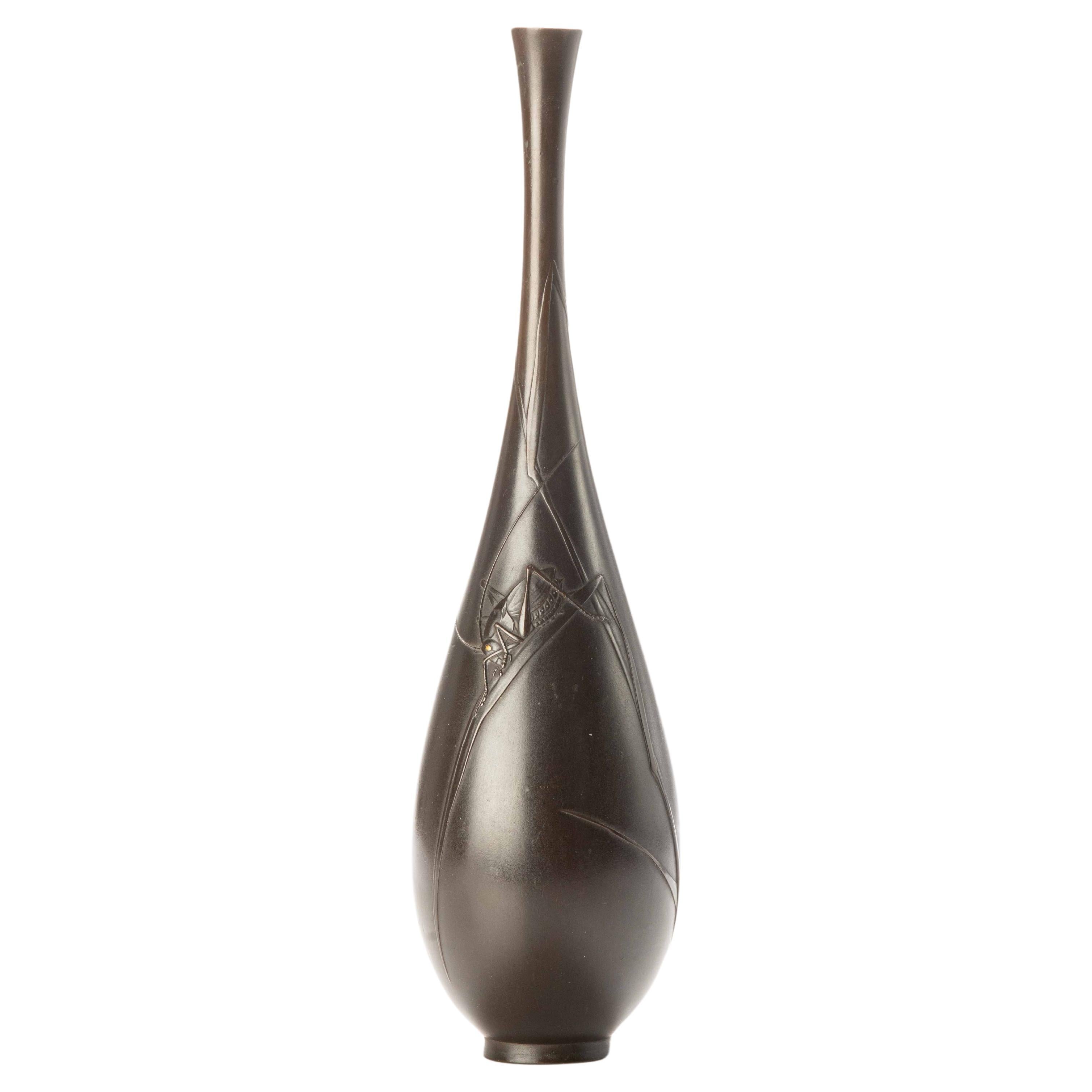 Eine japanische Vase aus patinierter Bronze, die einen Kricket darstellt