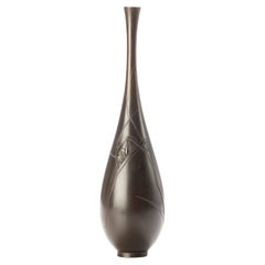 Un vase japonais en bronze patiné représentant une cricket