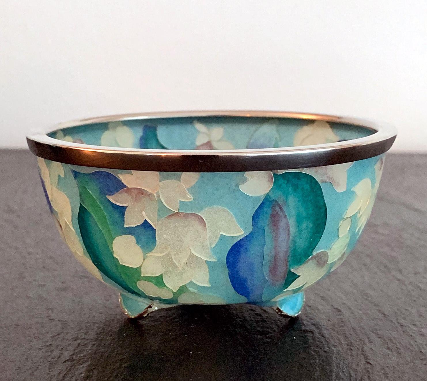 A small but exquisite plique-a-jour cloisonne bowl by Ando Company, likely mid-late 20th century. This is a work of art is crafted entirely with the most refined designs and technique. The pattern features large calla lilies in a brilliant shade of