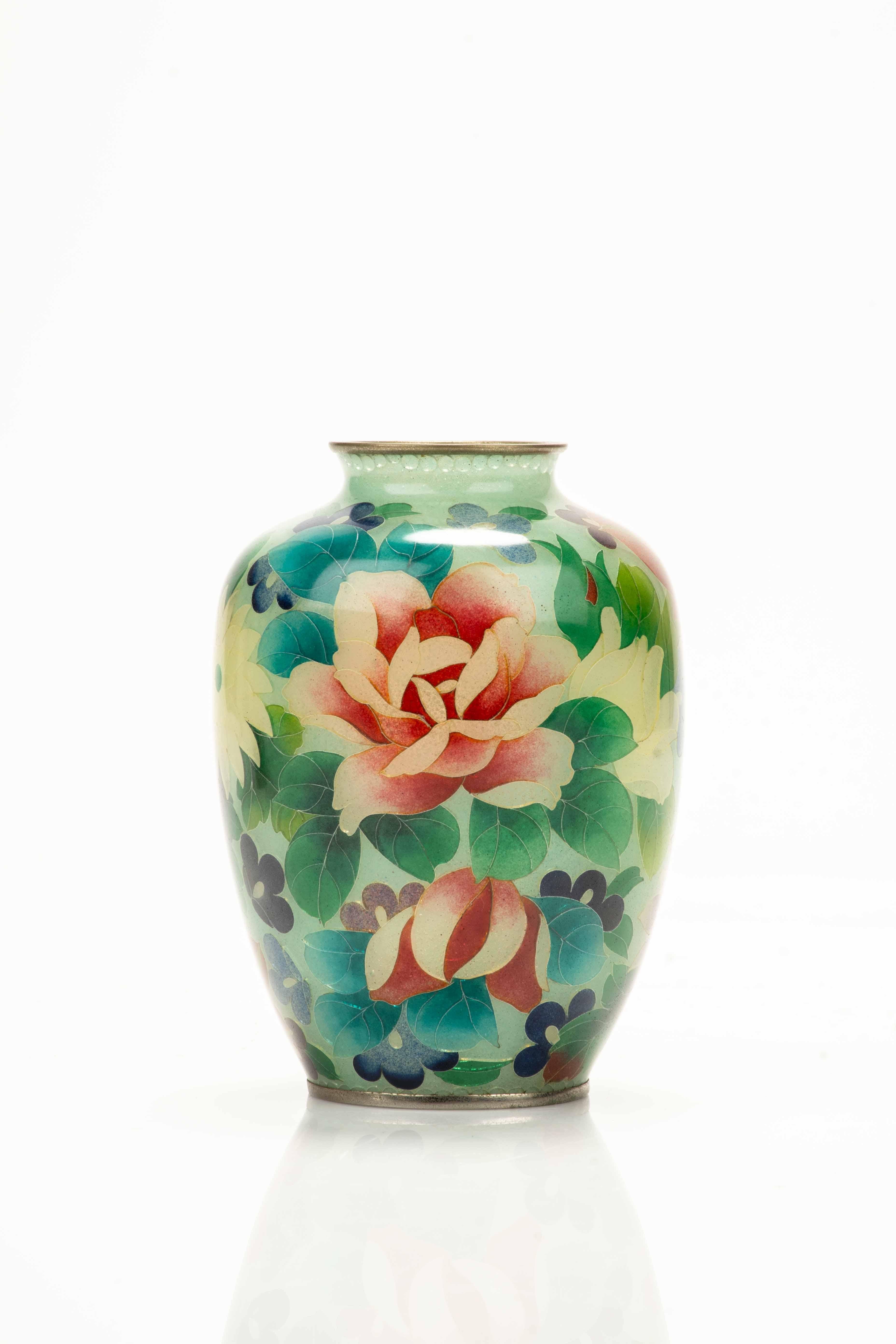 Cloisonné A Japanese plique-à-jour vase decorated with polychrome flowers en vente