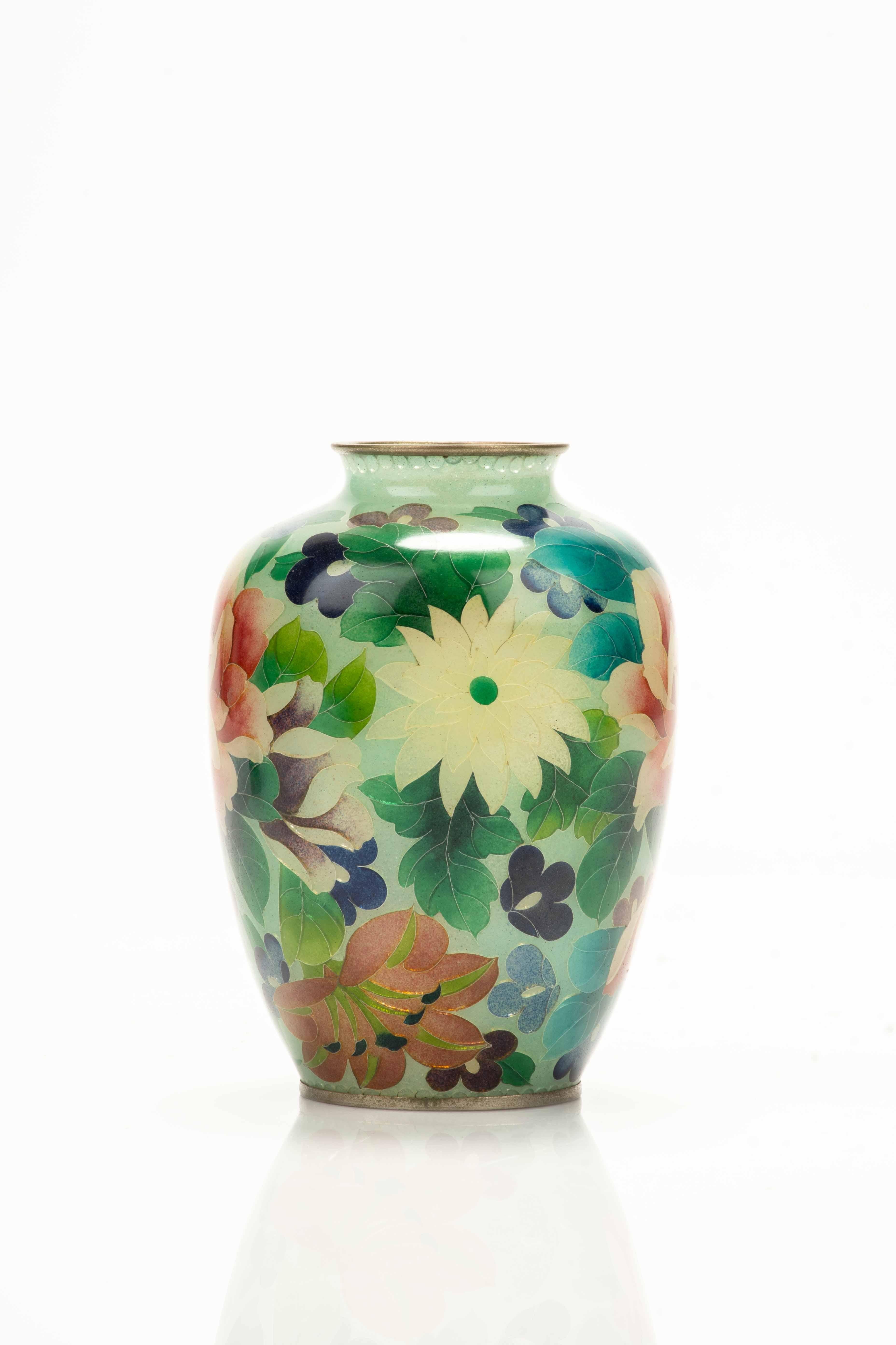 A Japanese plique-à-jour vase decorated with polychrome flowers Excellent état - En vente à Milano, IT