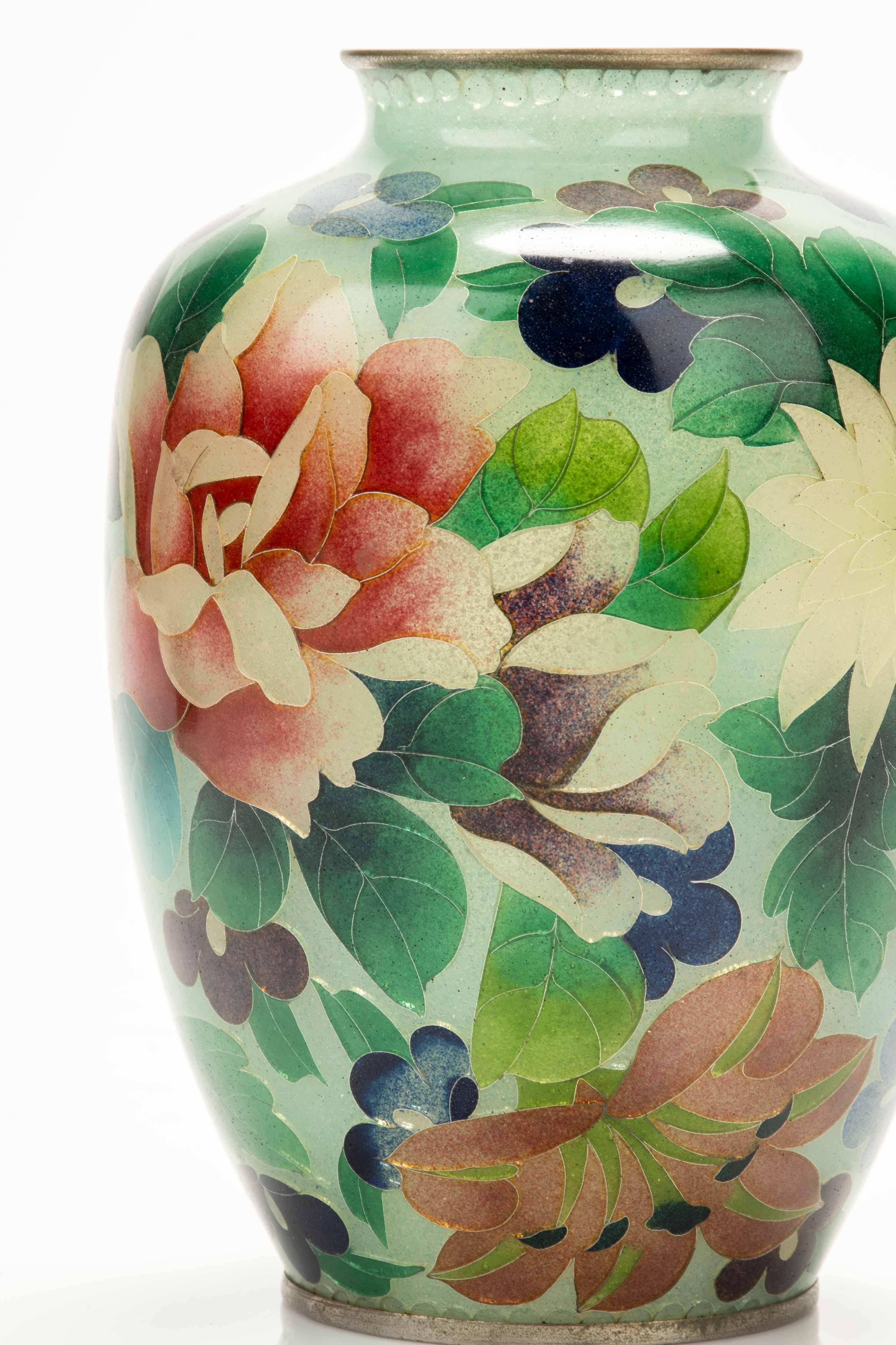 20th Century A Japanese plique-à-jour vase decorated with polychrome flowers en vente
