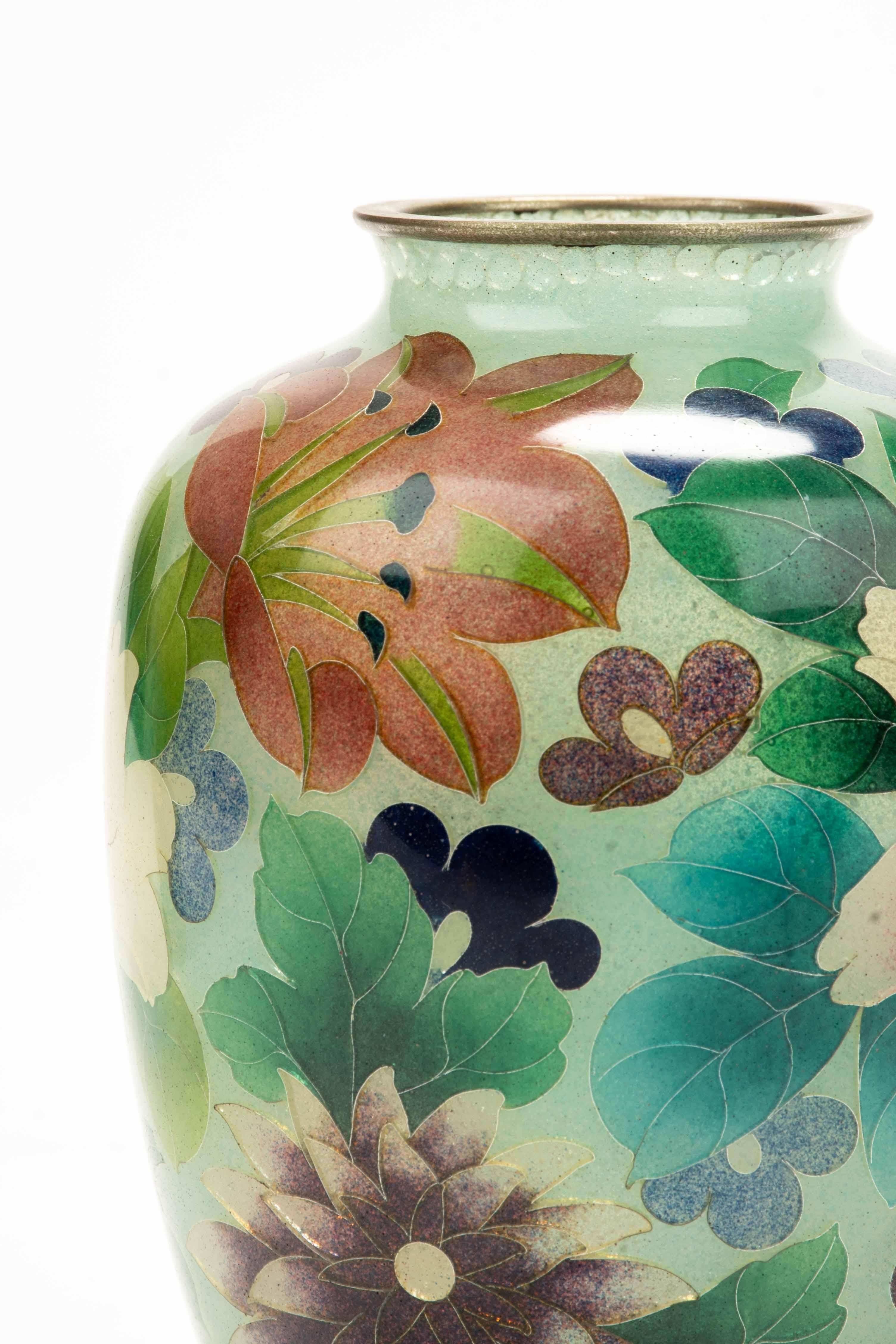 Verre A Japanese plique-à-jour vase decorated with polychrome flowers en vente
