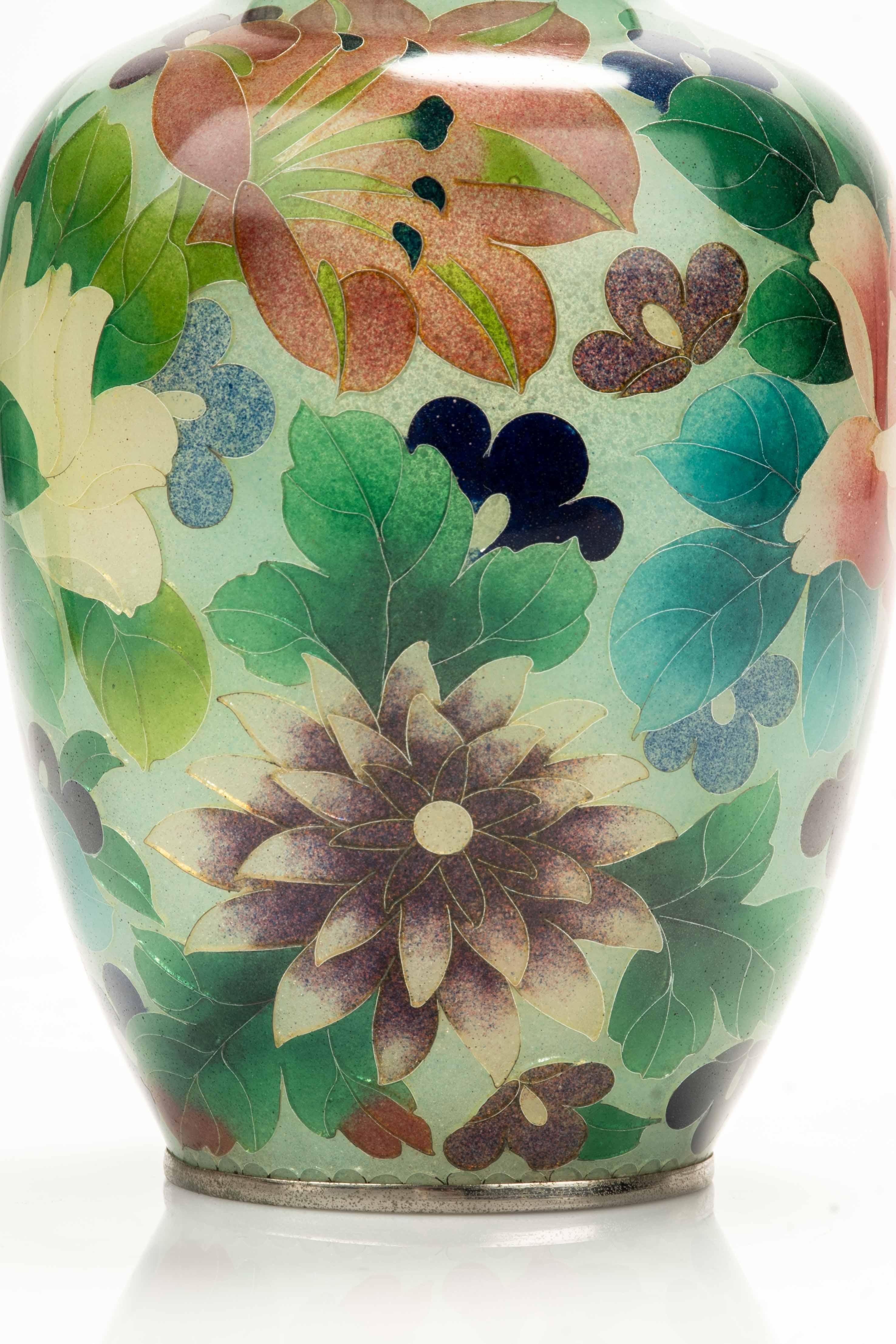 A Japanese plique-à-jour vase decorated with polychrome flowers en vente 1