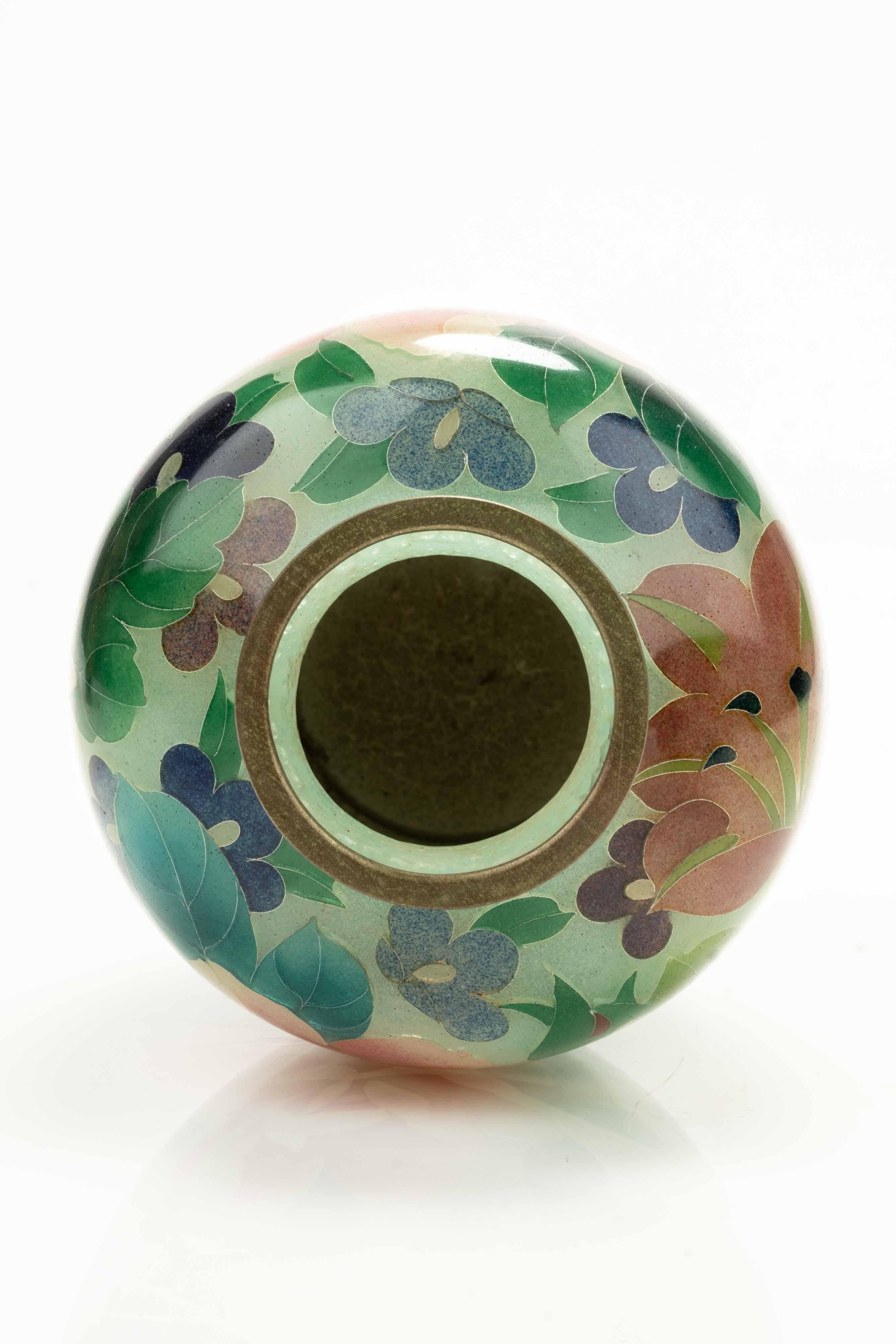 A Japanese plique-à-jour vase decorated with polychrome flowers en vente 2