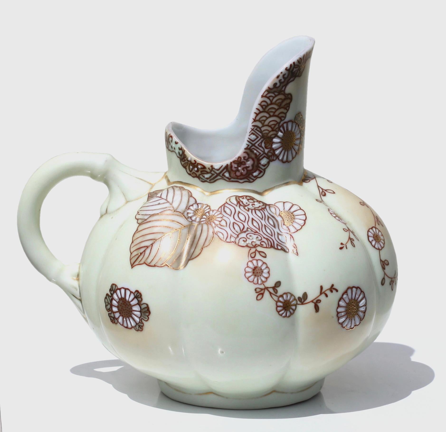 20ième siècle Pichet en porcelaine japonaise dorée et émaillée en vente