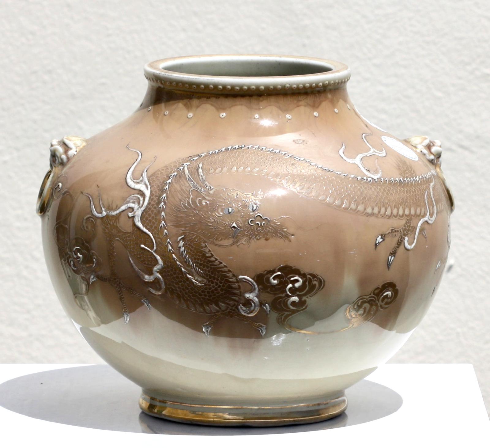 Japanese Porcelain Globular Jar with Dragon In Good Condition For Sale In West Palm Beach, FL