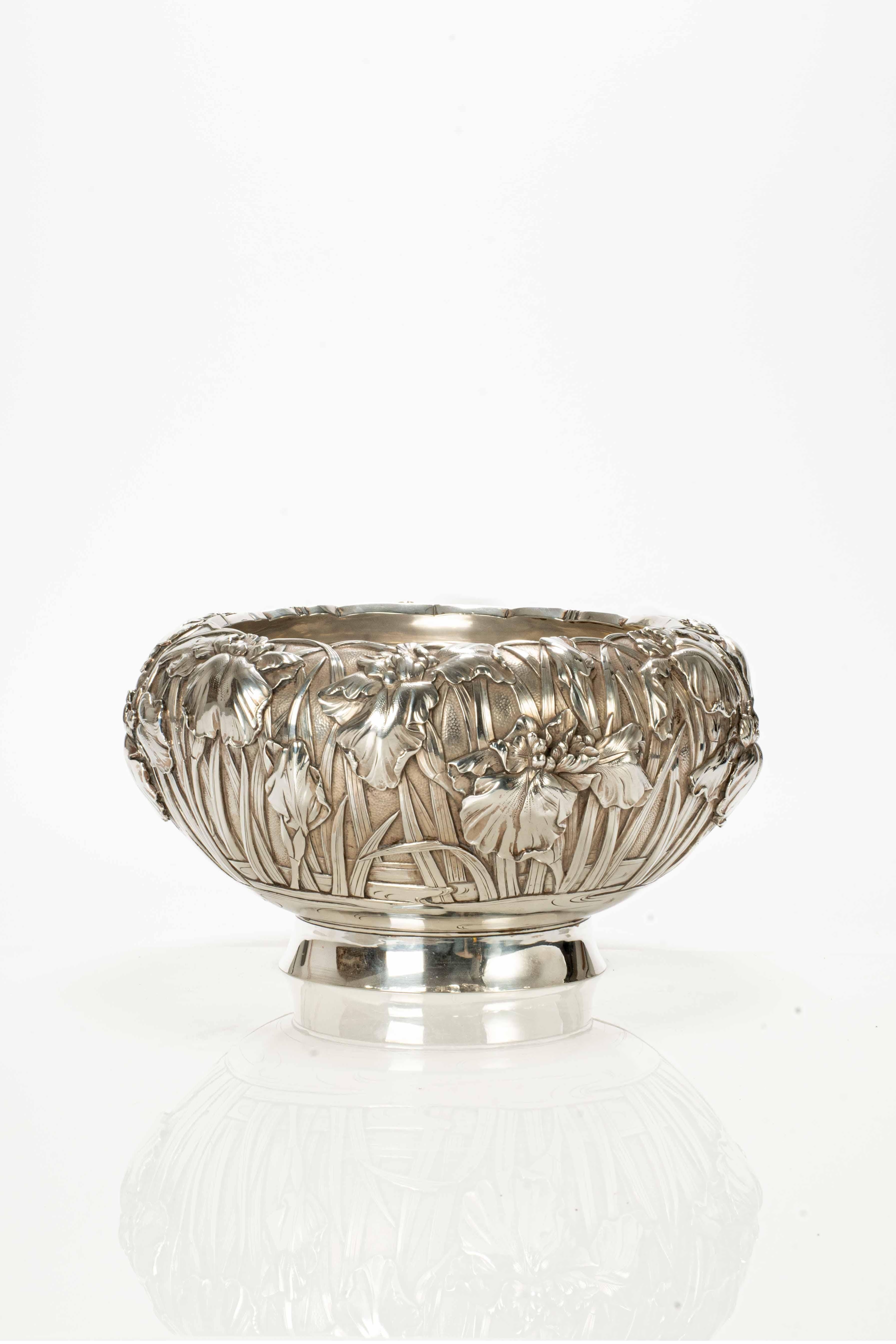 Refined silver bowl with embossed irises cast and chiseled inside on a hand-hammered ground on the bulbous body, raised on an oval foot.

Signature engraved under the base Watanabe zo and Junjin.

Origin: Japan

Period: Meiji end of 19th