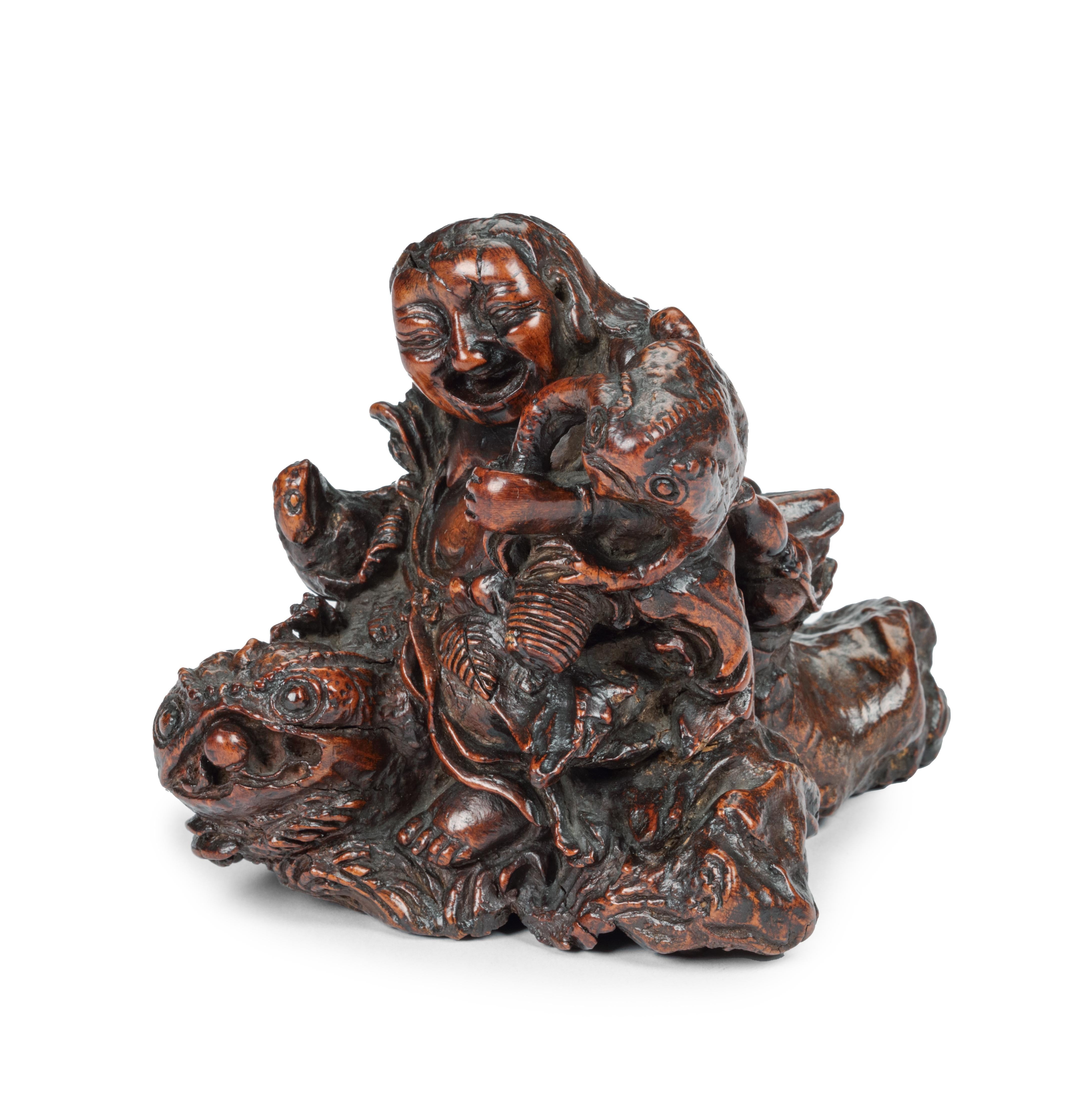 Edo-Periode, 18. Jahrhundert

H. 11 x B. 15 cm

Sennins sind Asketen, die als Eremiten in den Bergen leben und denen magische Kräfte zugeschrieben werden. Dieser Sennin sitzt zwischen Felsen auf einer riesigen, grimmig dreinschauenden Kröte,