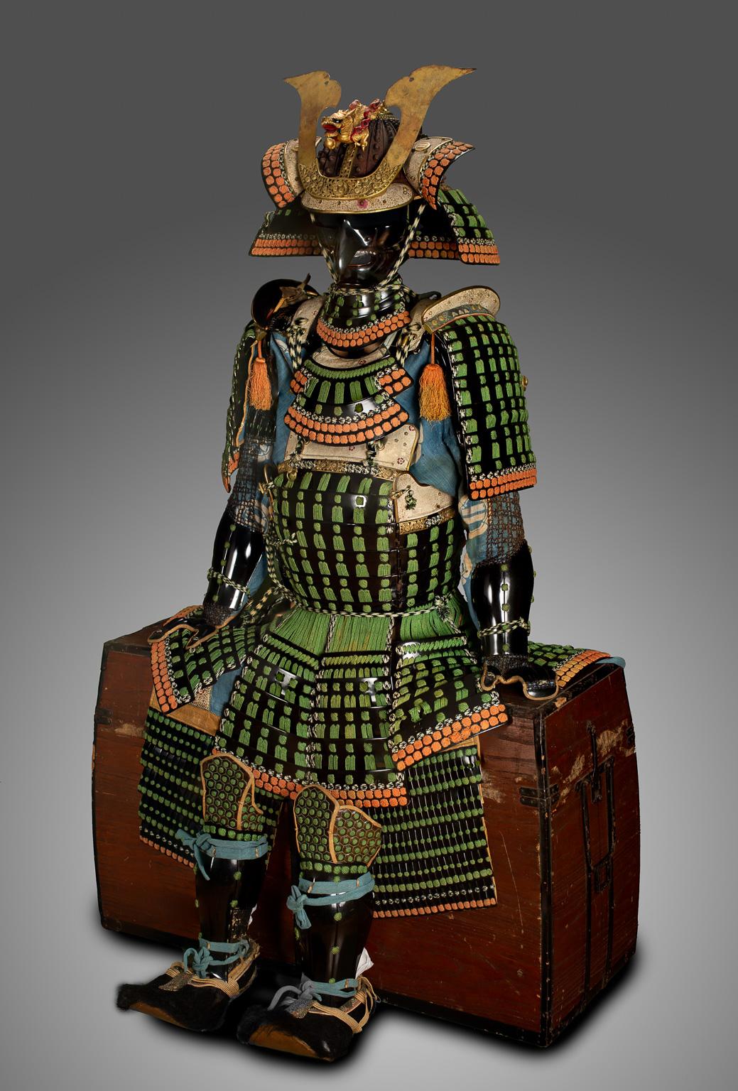 This samurai armor, on its helm and liner, exhibits a mokko-type family crest in an original variation. It has probably belonged to a daimyo of a minor province, perhaps related to the Takigawa clan, which would employ kamon very similar to this