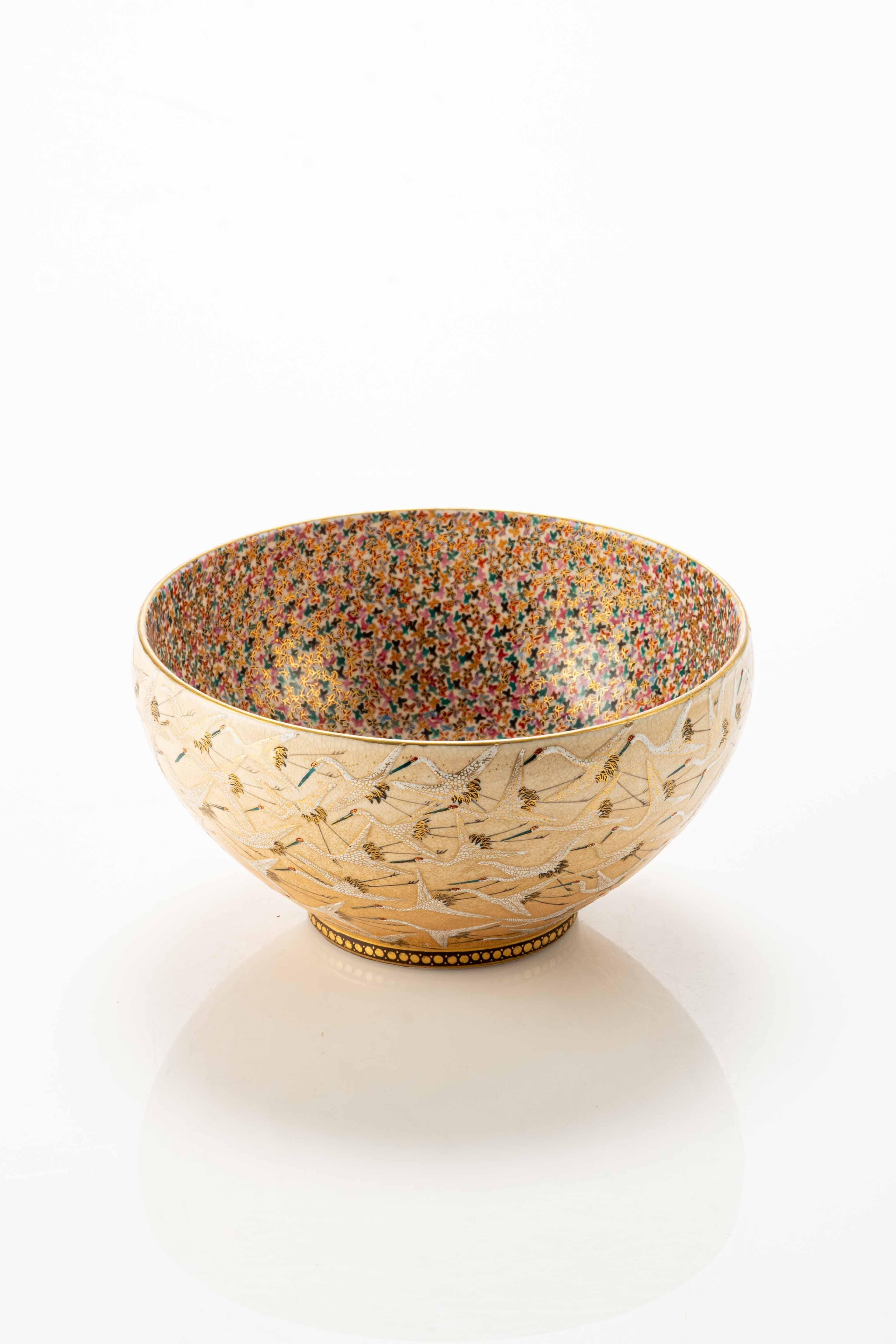 Japonisme A Japanese Satsuma ceramic bowl adorned with relief glazes and gold details For Sale