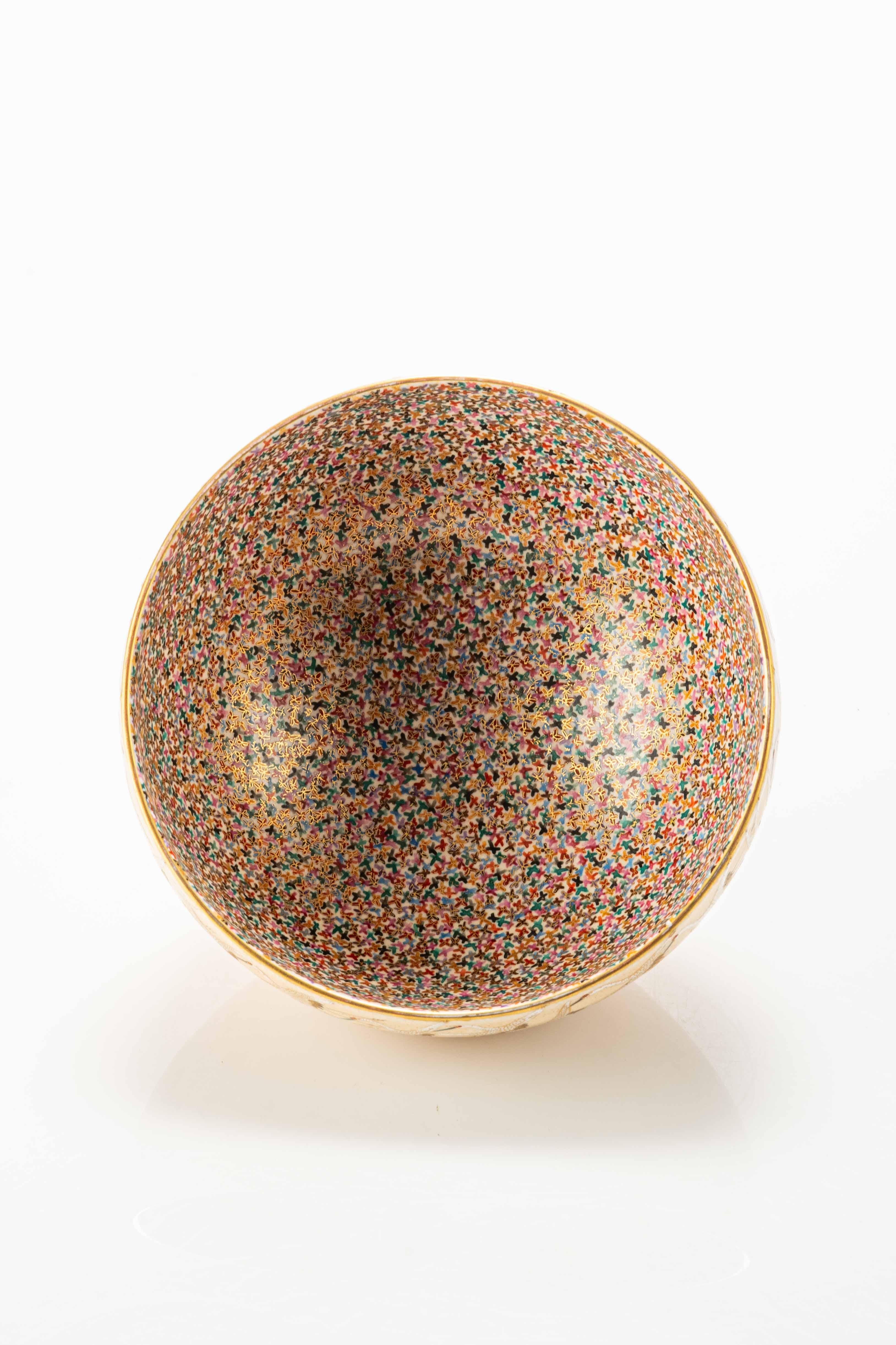 Japanische Satsuma-Keramikschüssel mit Reliefglasuren und Golddetails (Glasiert) im Angebot