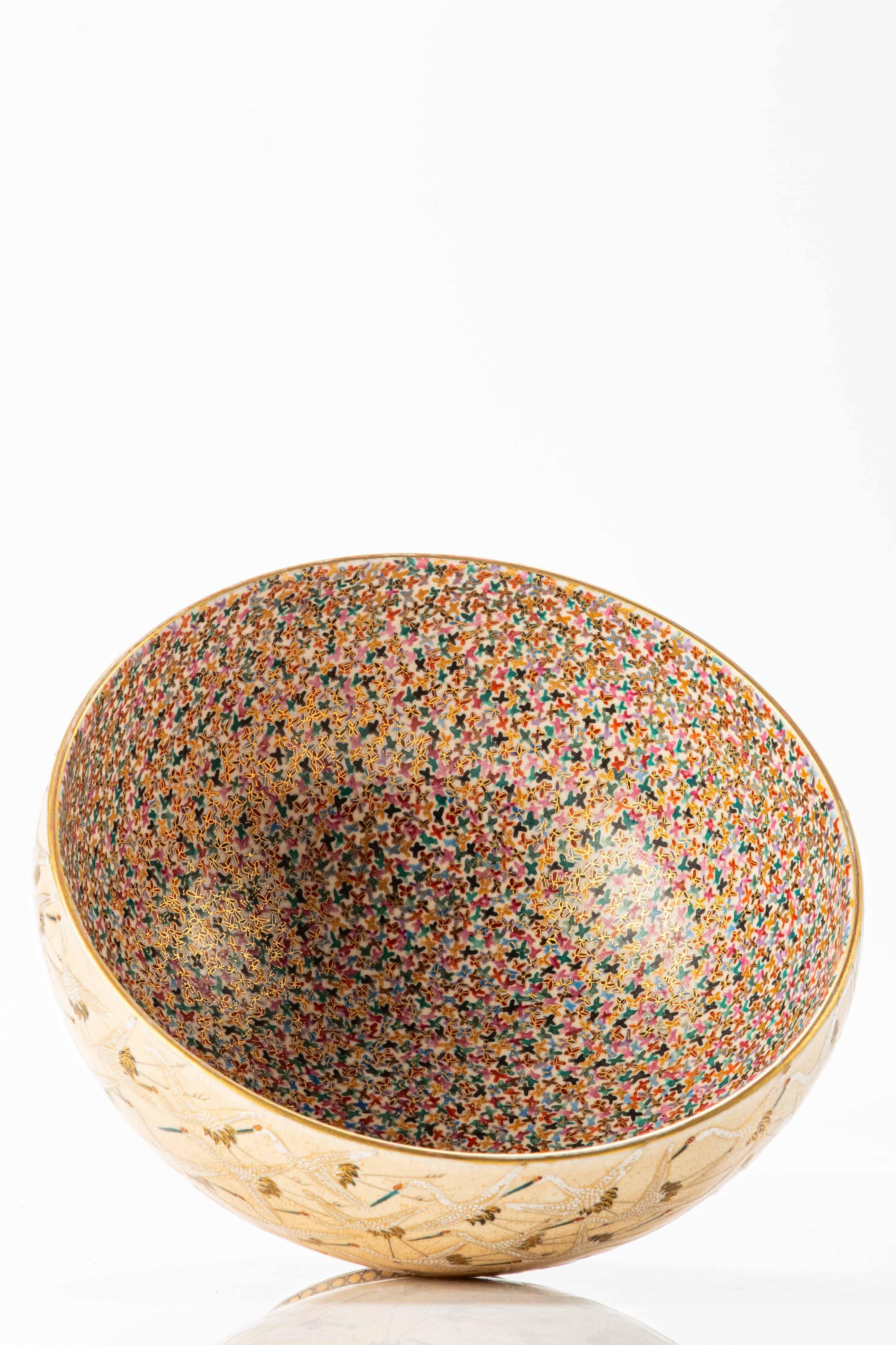 A Japanese Satsuma ceramic bowl adorned with relief glazes and gold details In Excellent Condition For Sale In Milano, IT