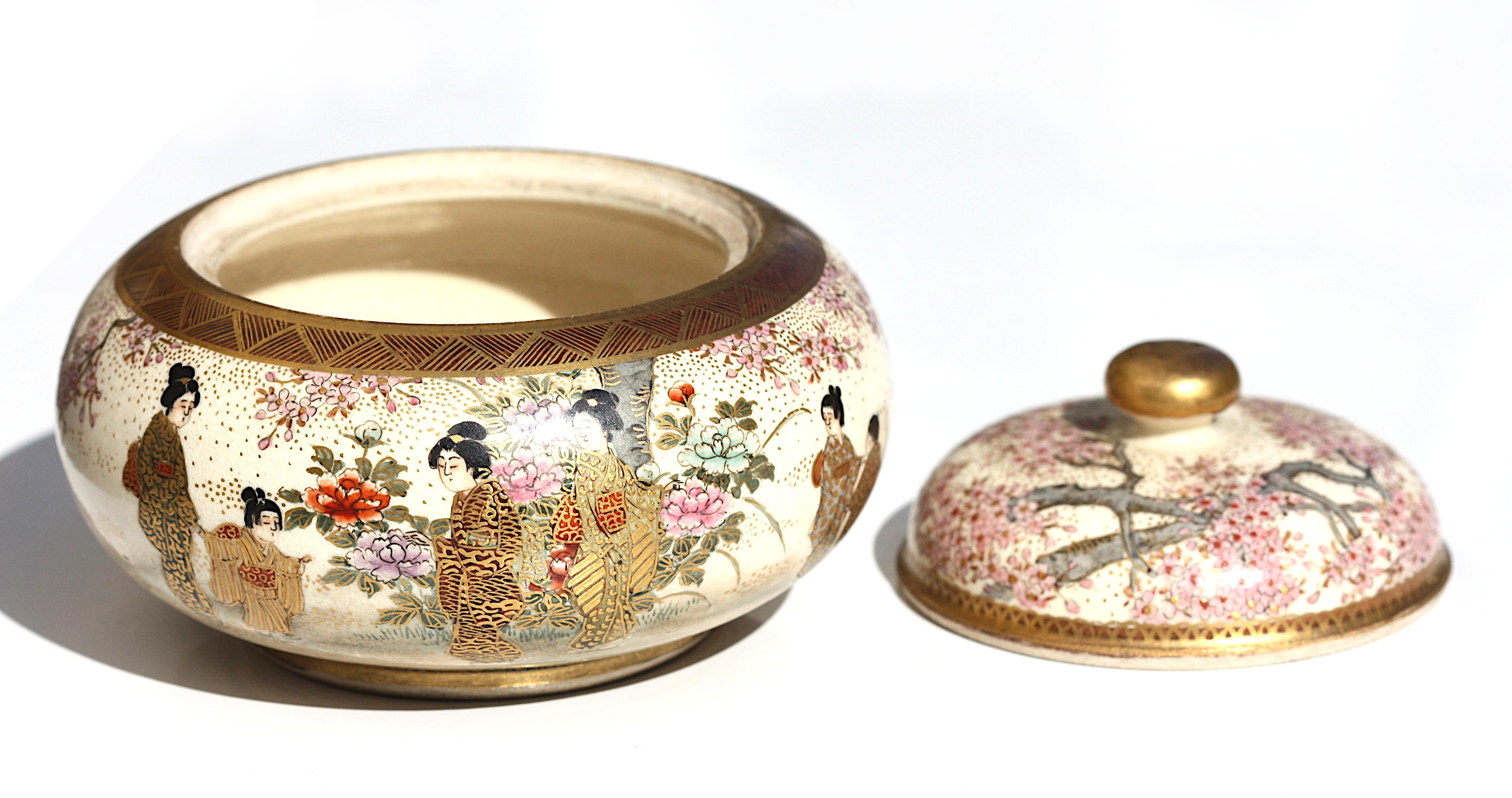 A Japanese Satsuma earthenware circular box and cover In Good Condition For Sale In West Palm Beach, FL