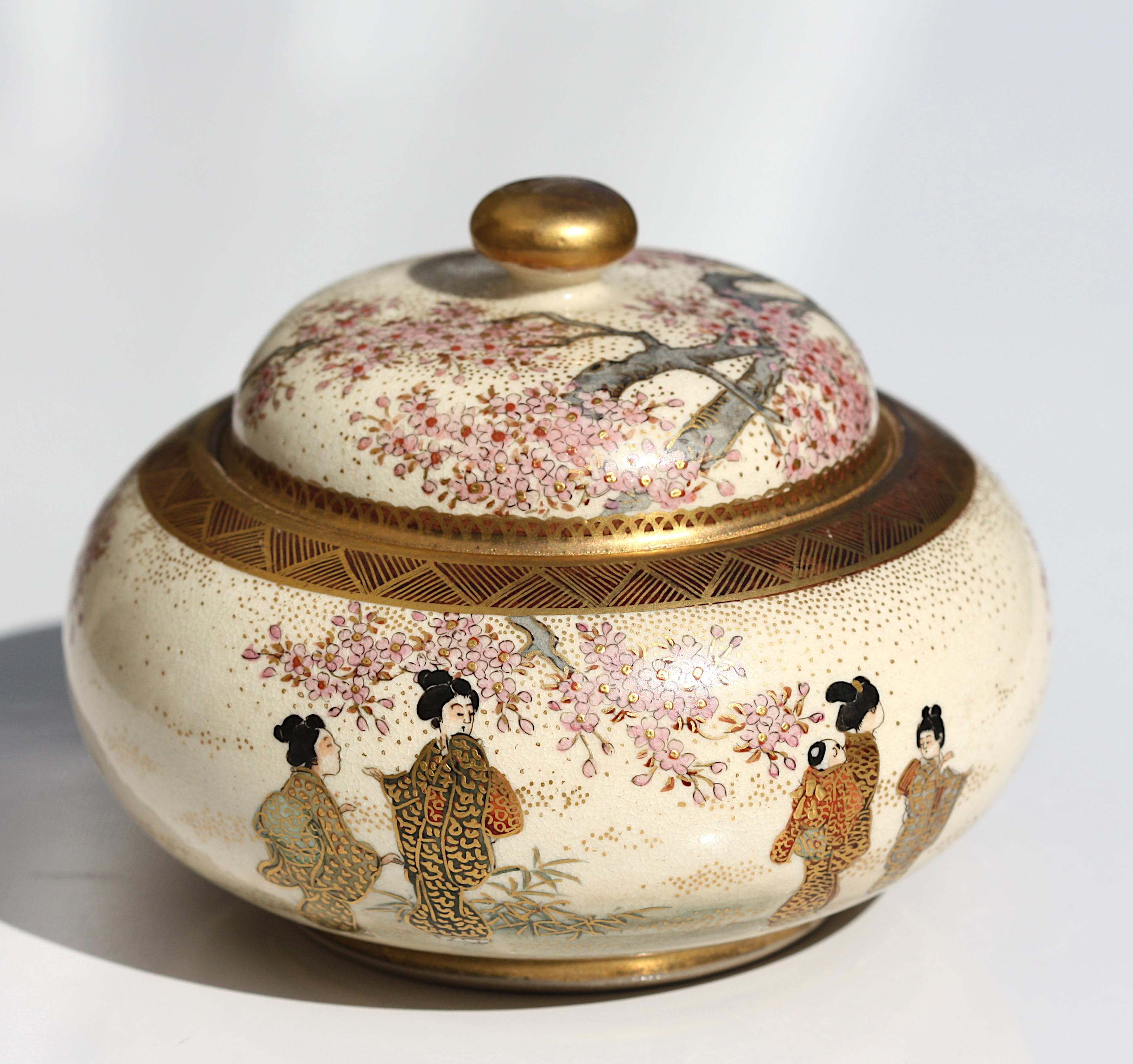 A Japanese Satsuma earthenware circular box and cover For Sale 1