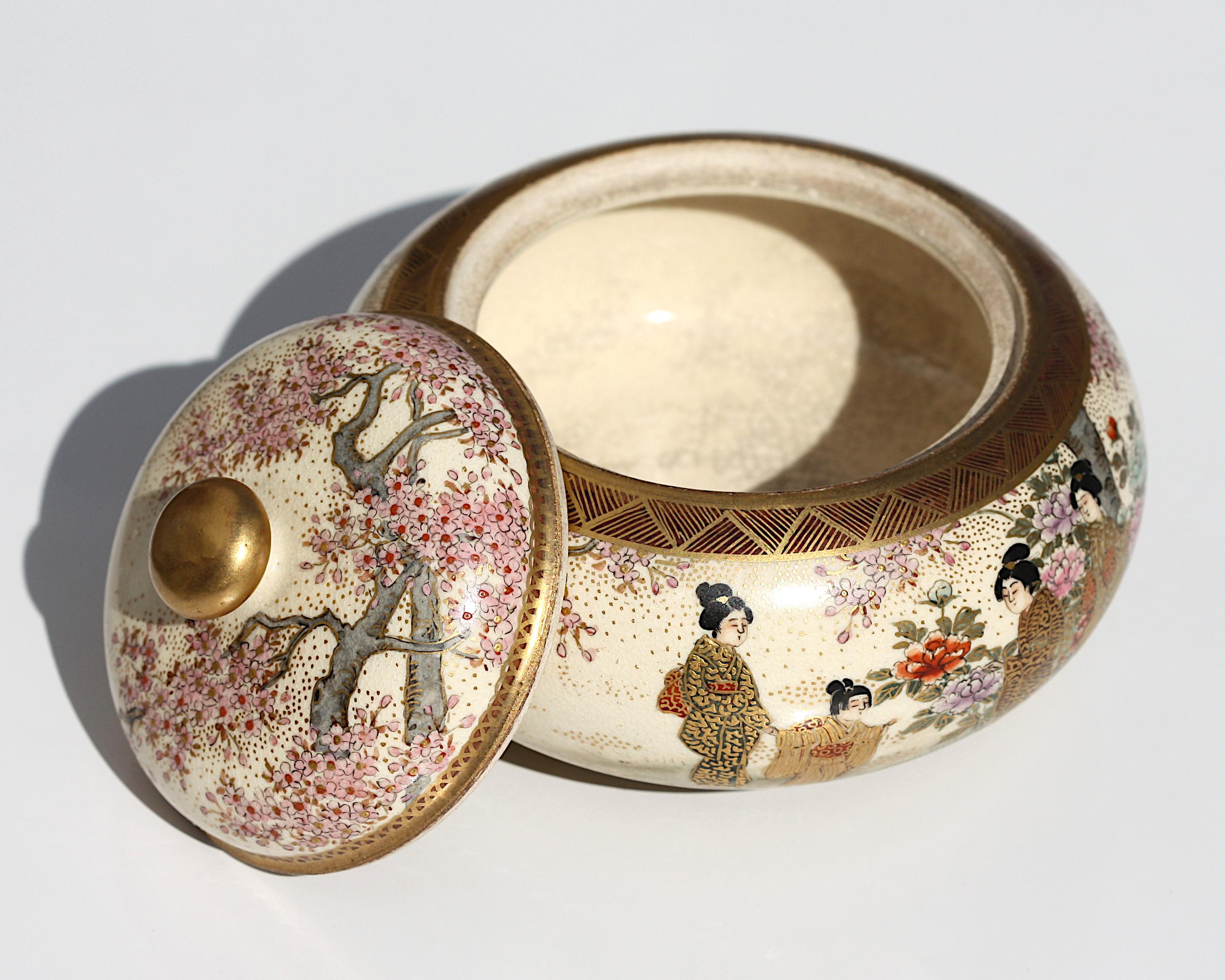 A Japanese Satsuma earthenware circular box and cover For Sale 2