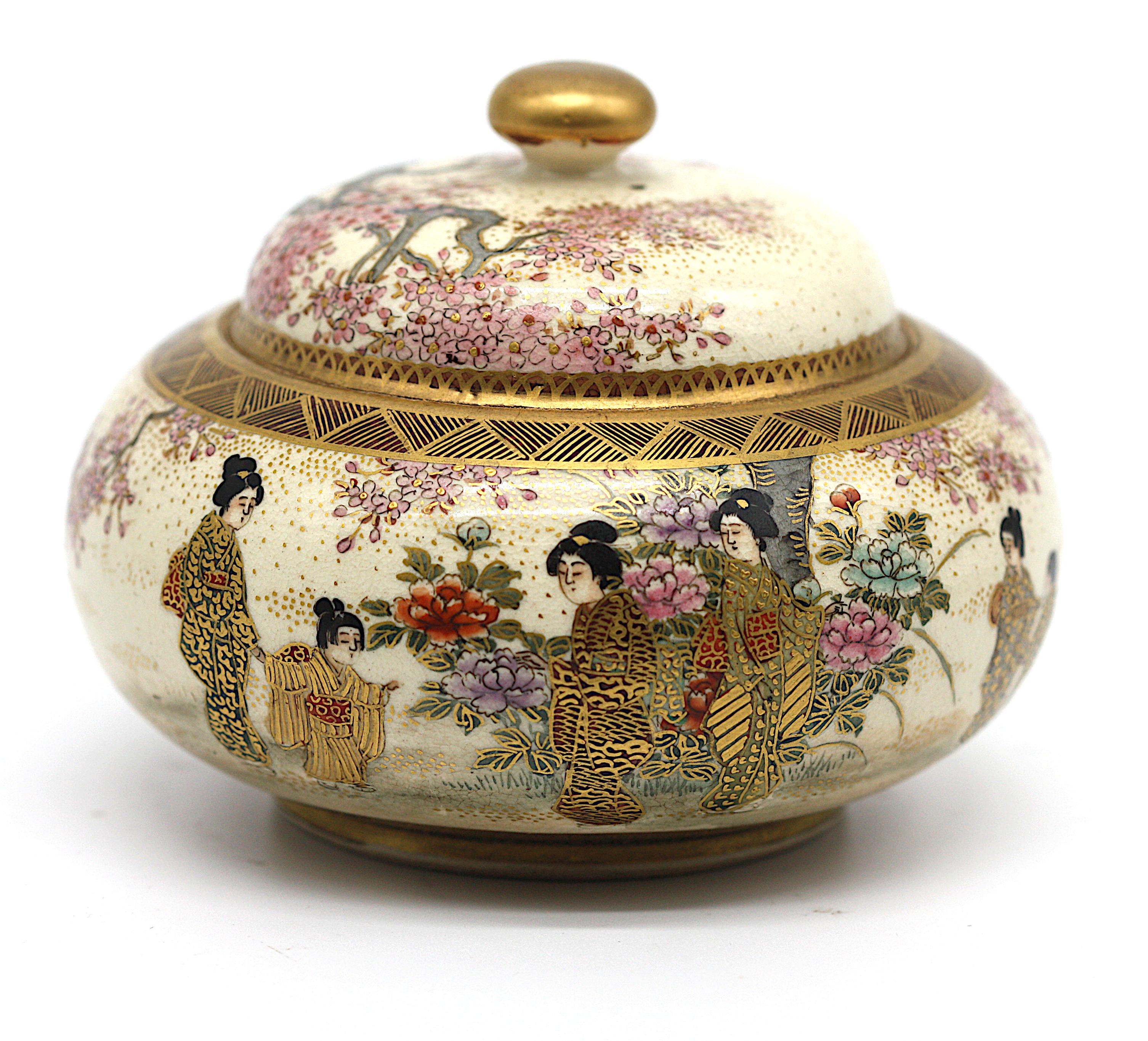 A Japanese Satsuma earthenware circular box and cover For Sale 3