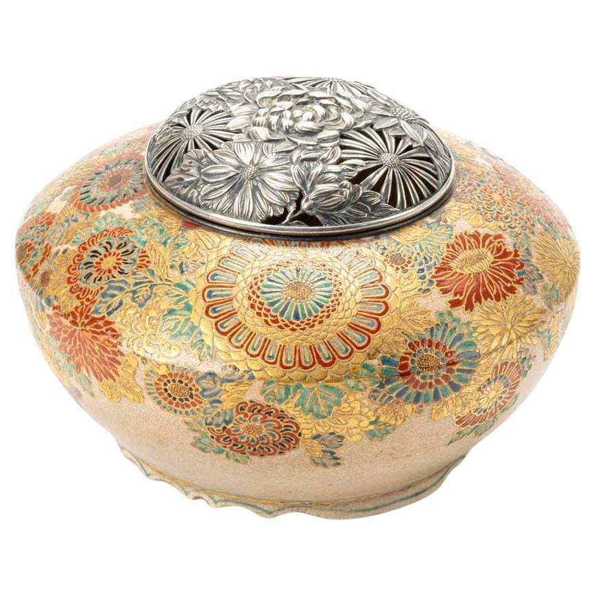 A Japanese Satsuma Gosu blue ceramic koro decorated with chrysanthemums in vendita