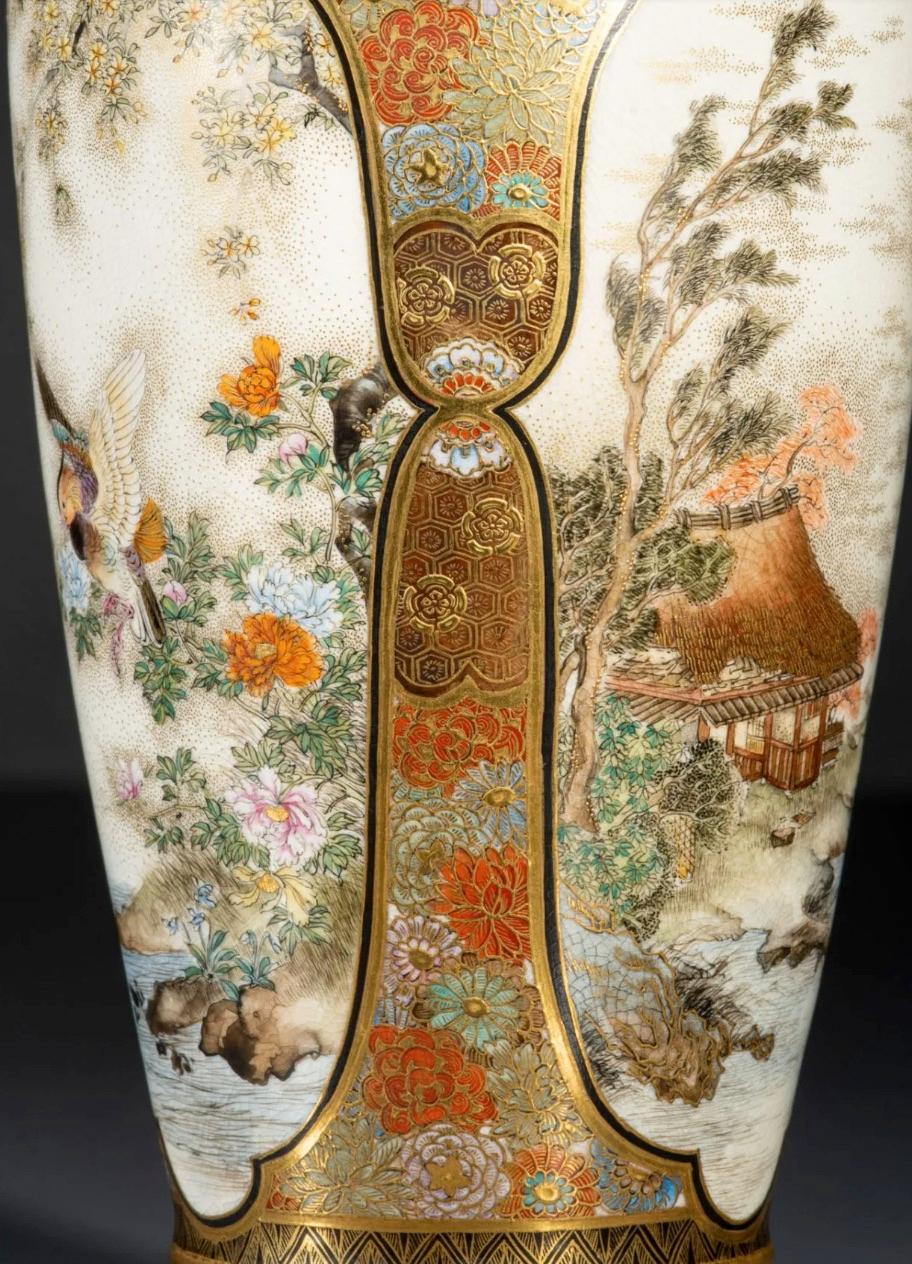 A Japanese Satsuma vase characterized by three oval reserves, signed by Ryozan In Excellent Condition In Milano, IT