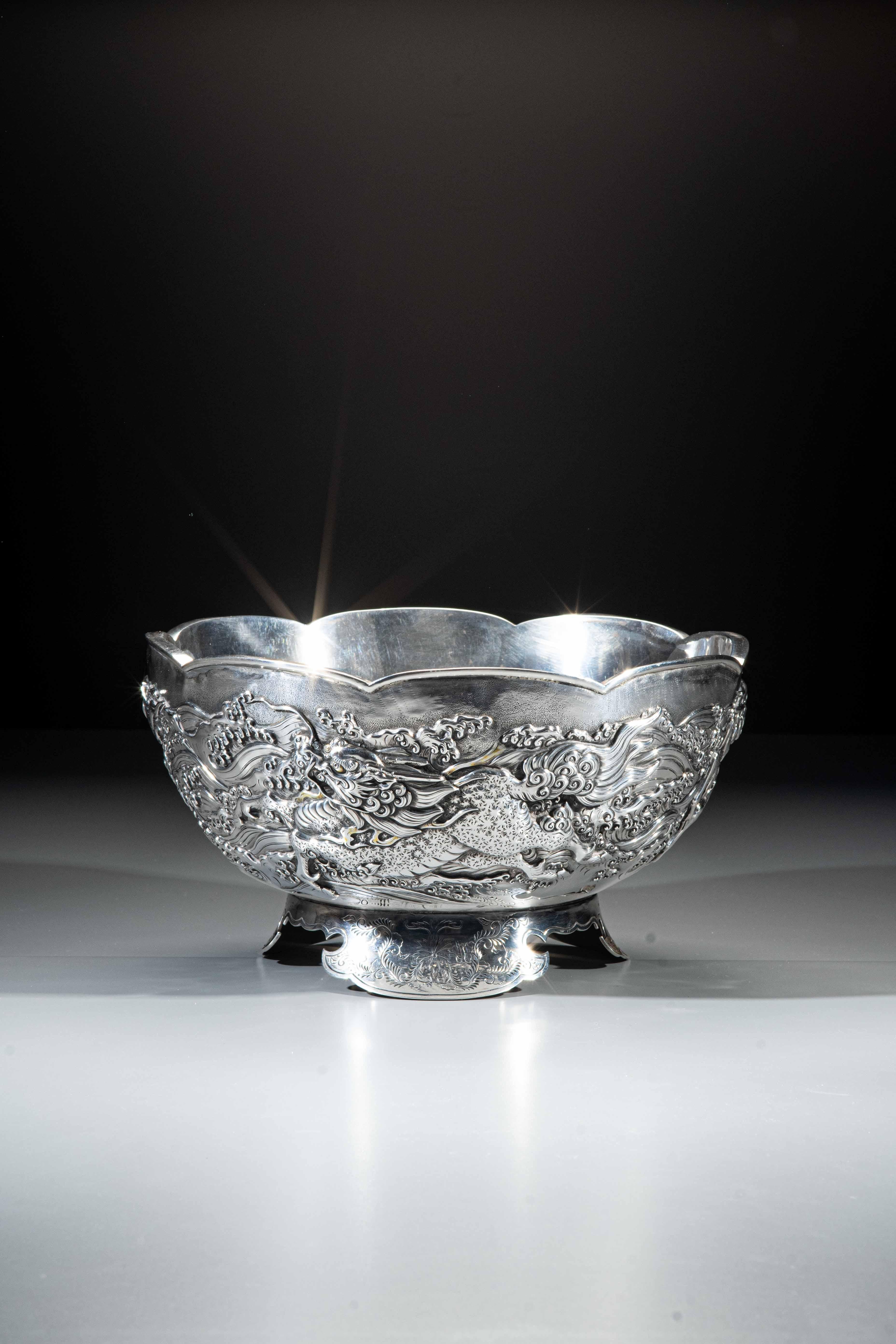 A japanese silver bowl depicting three kirin signed Nemoto (Japanese) im Angebot