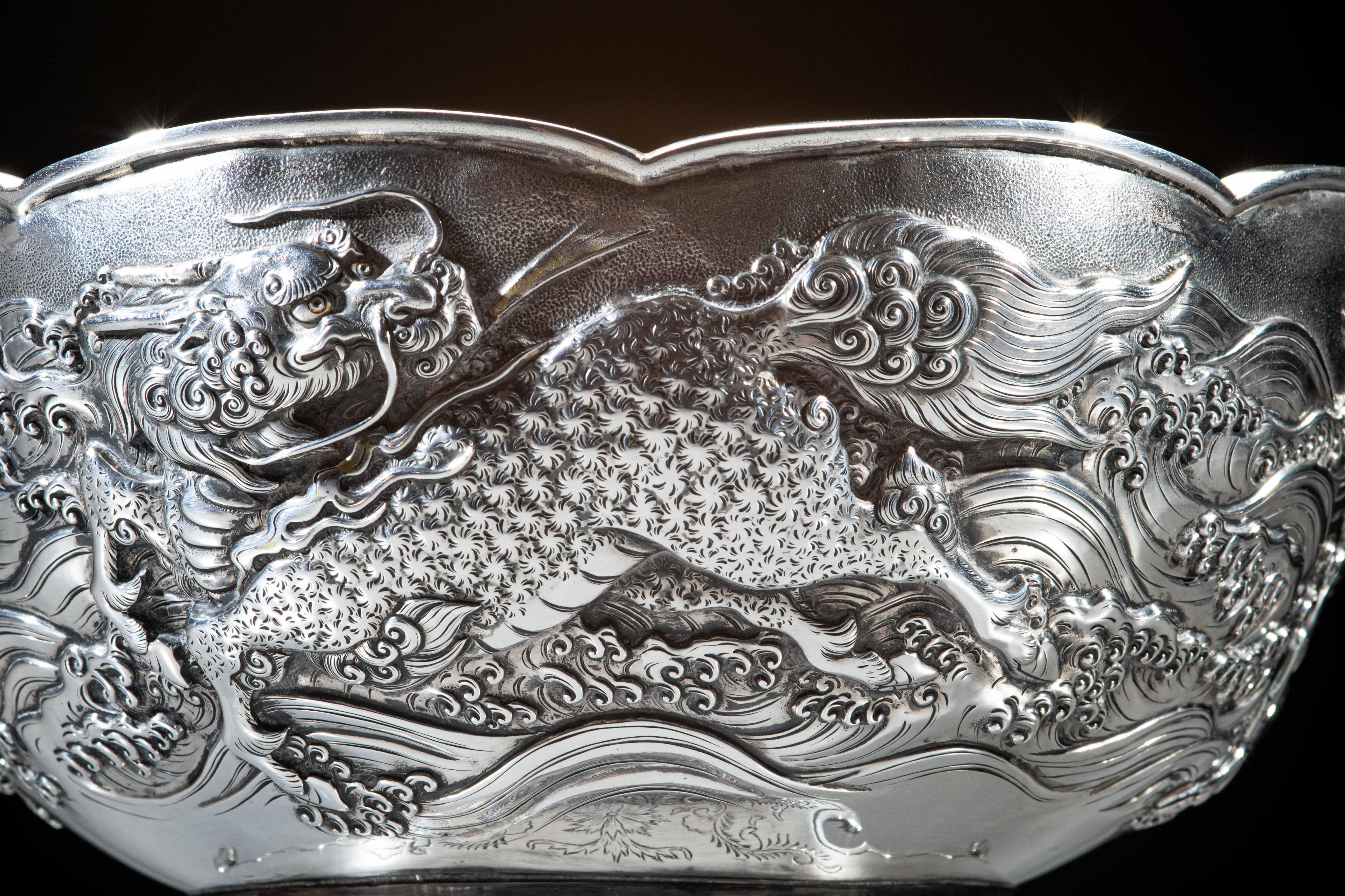 A japanese silver bowl depicting three kirin signed Nemoto (Metallarbeit) im Angebot