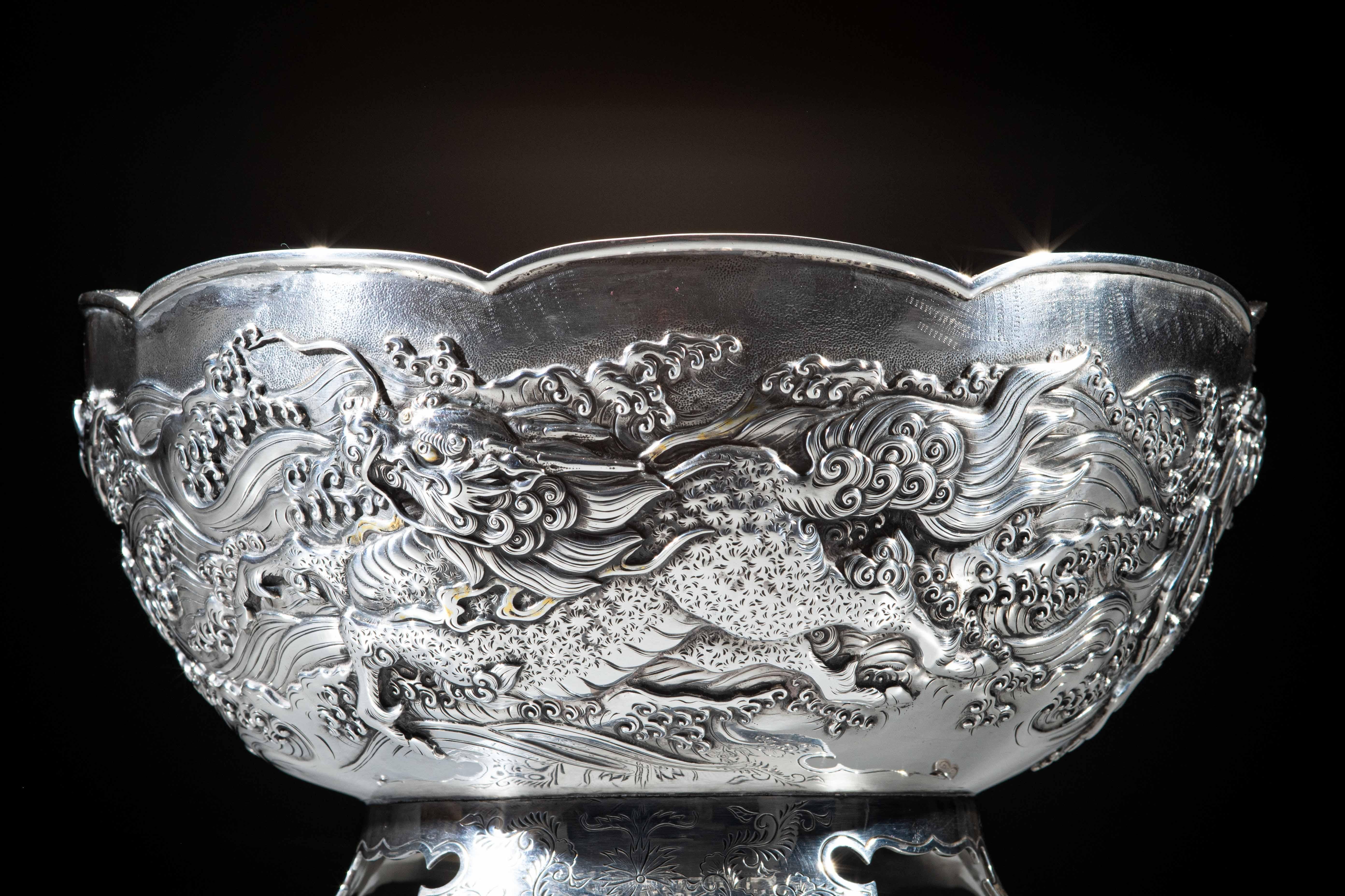 A japanese silver bowl depicting three kirin signed Nemoto im Zustand „Hervorragend“ im Angebot in Milano, IT