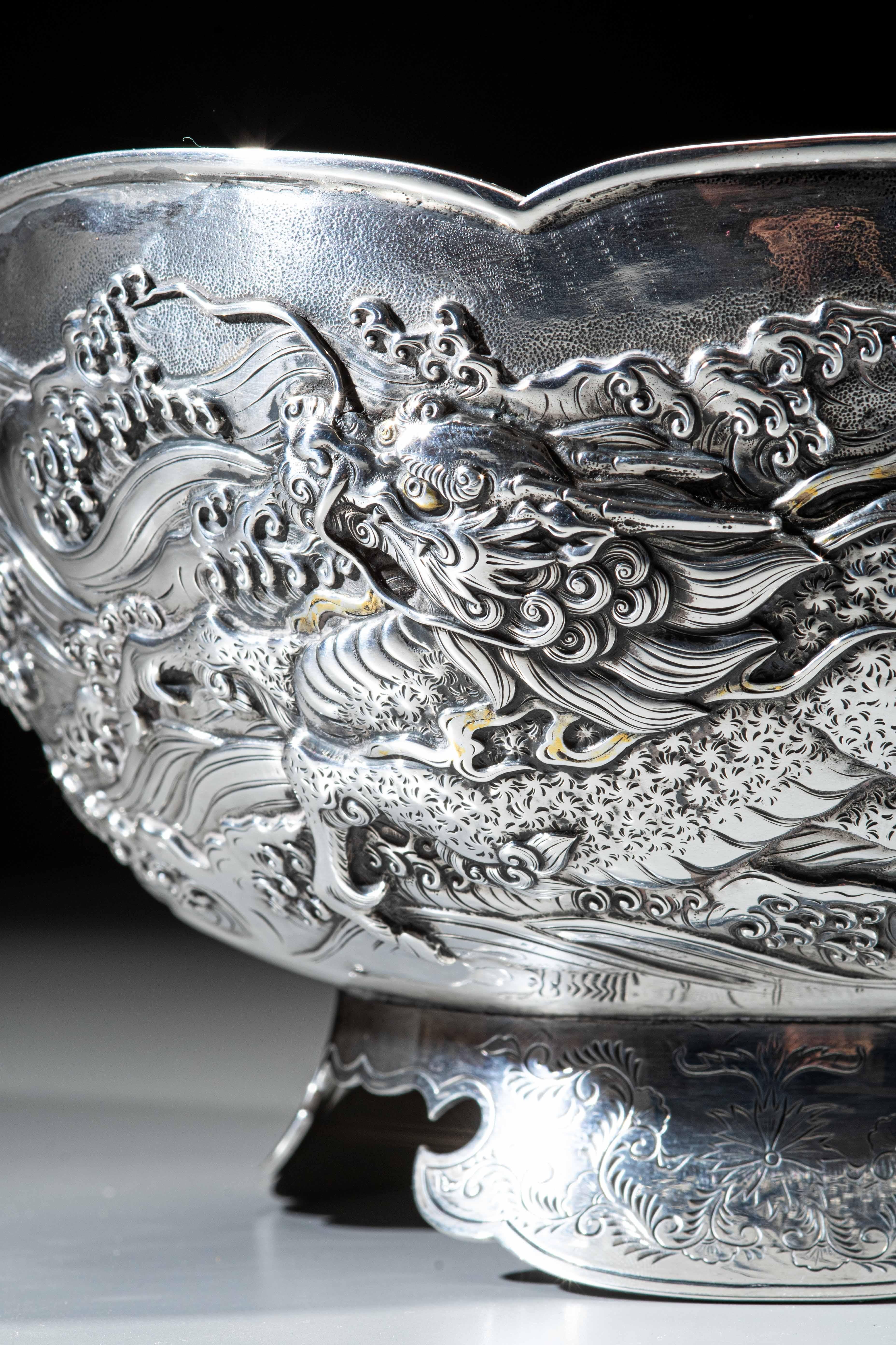 A japanese silver bowl depicting three kirin signed Nemoto (19th Century) im Angebot