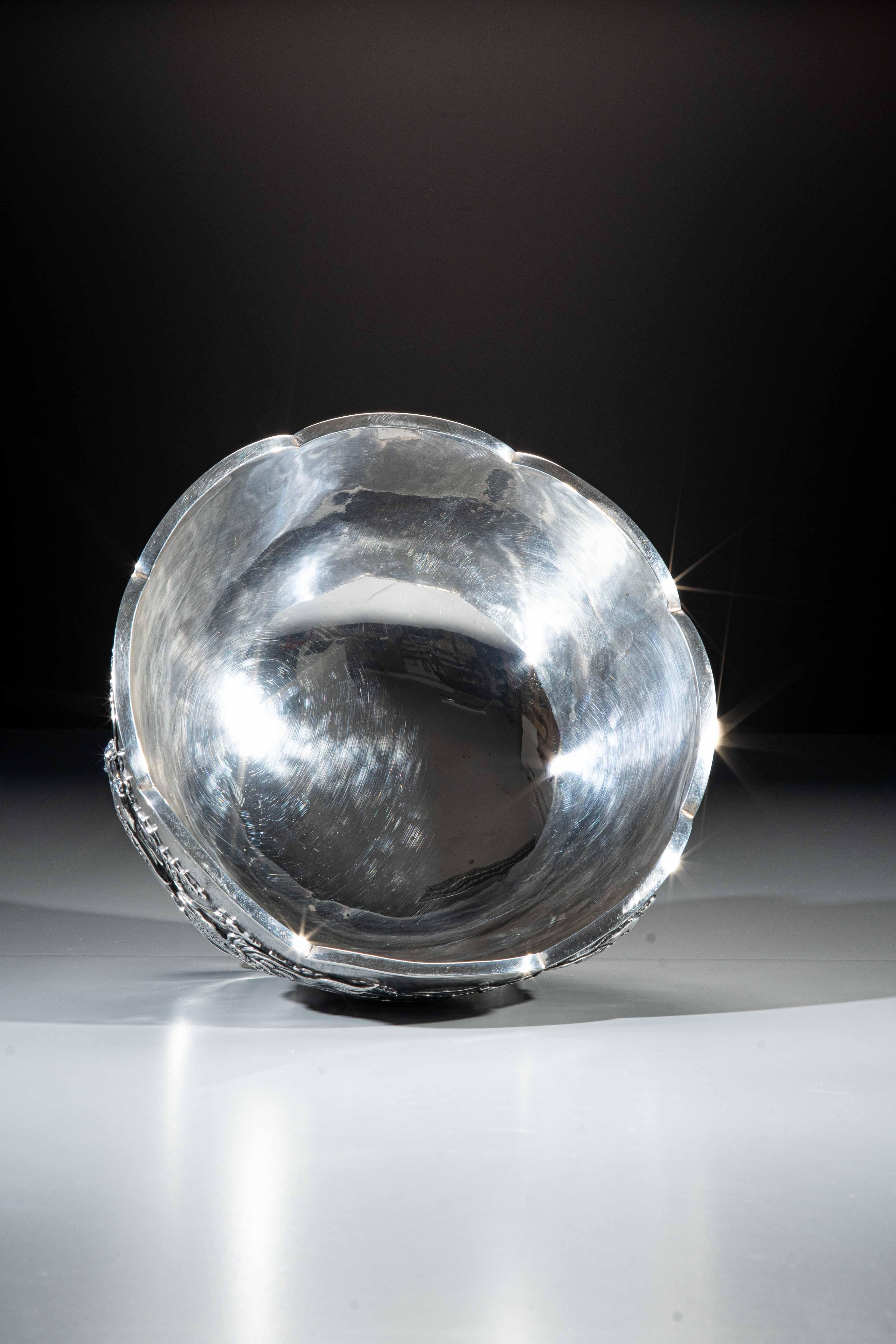 A japanese silver bowl depicting three kirin signed Nemoto (Silber) im Angebot
