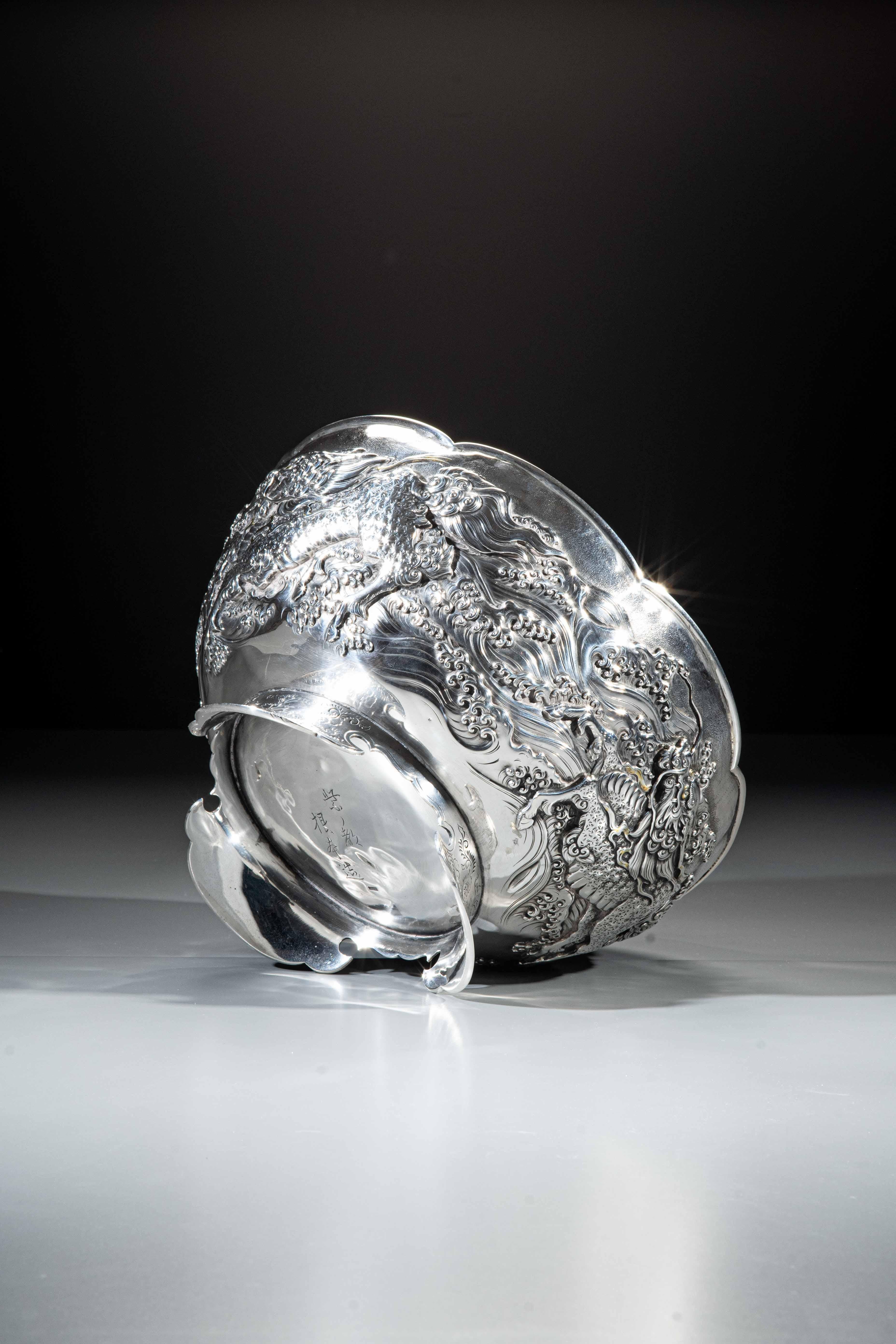 A japanese silver bowl depicting three kirin signed Nemoto im Angebot 1