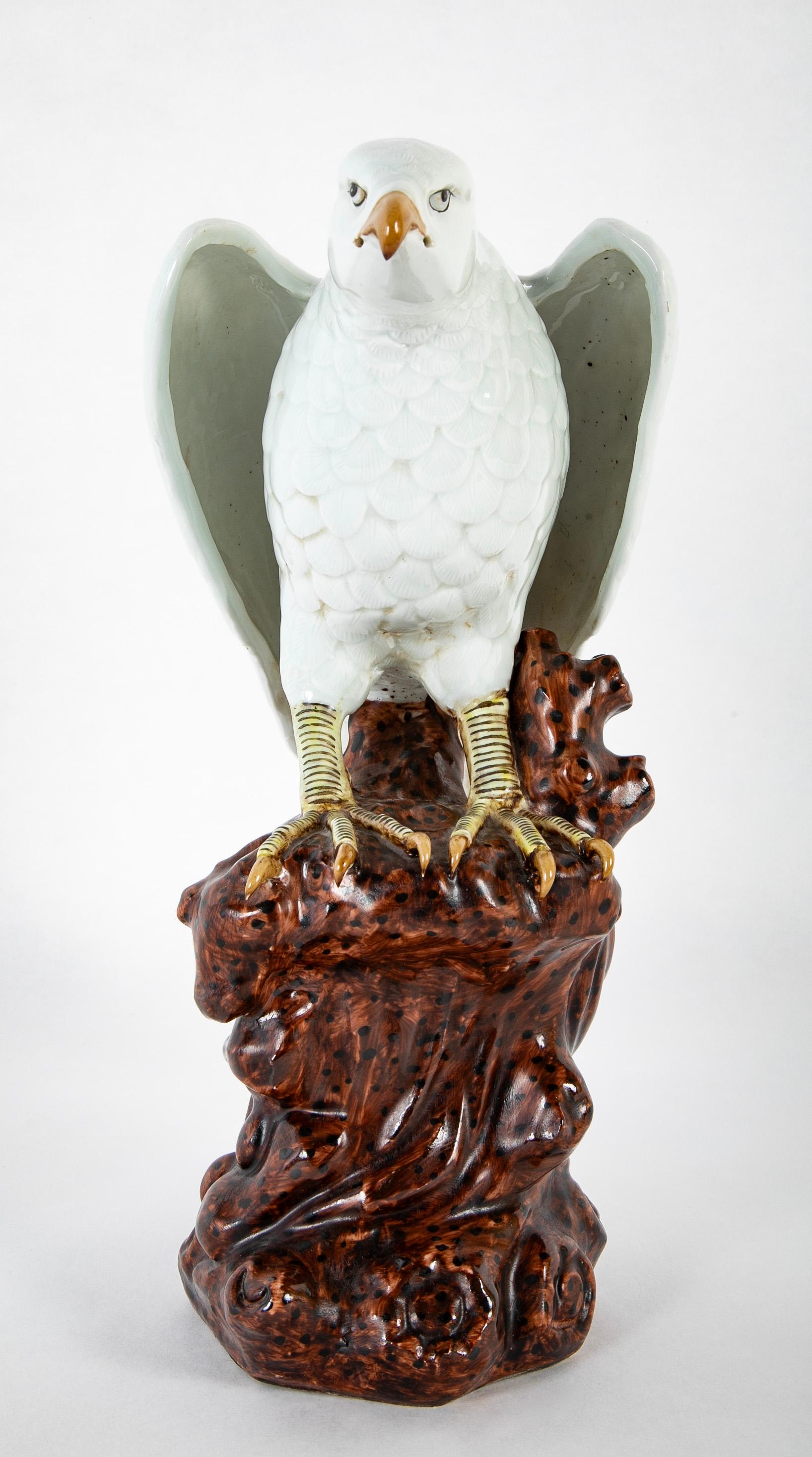 Ein weiß glasierter japanischer Porzellan Hawk auf einem Baumstumpf thront im Angebot 6