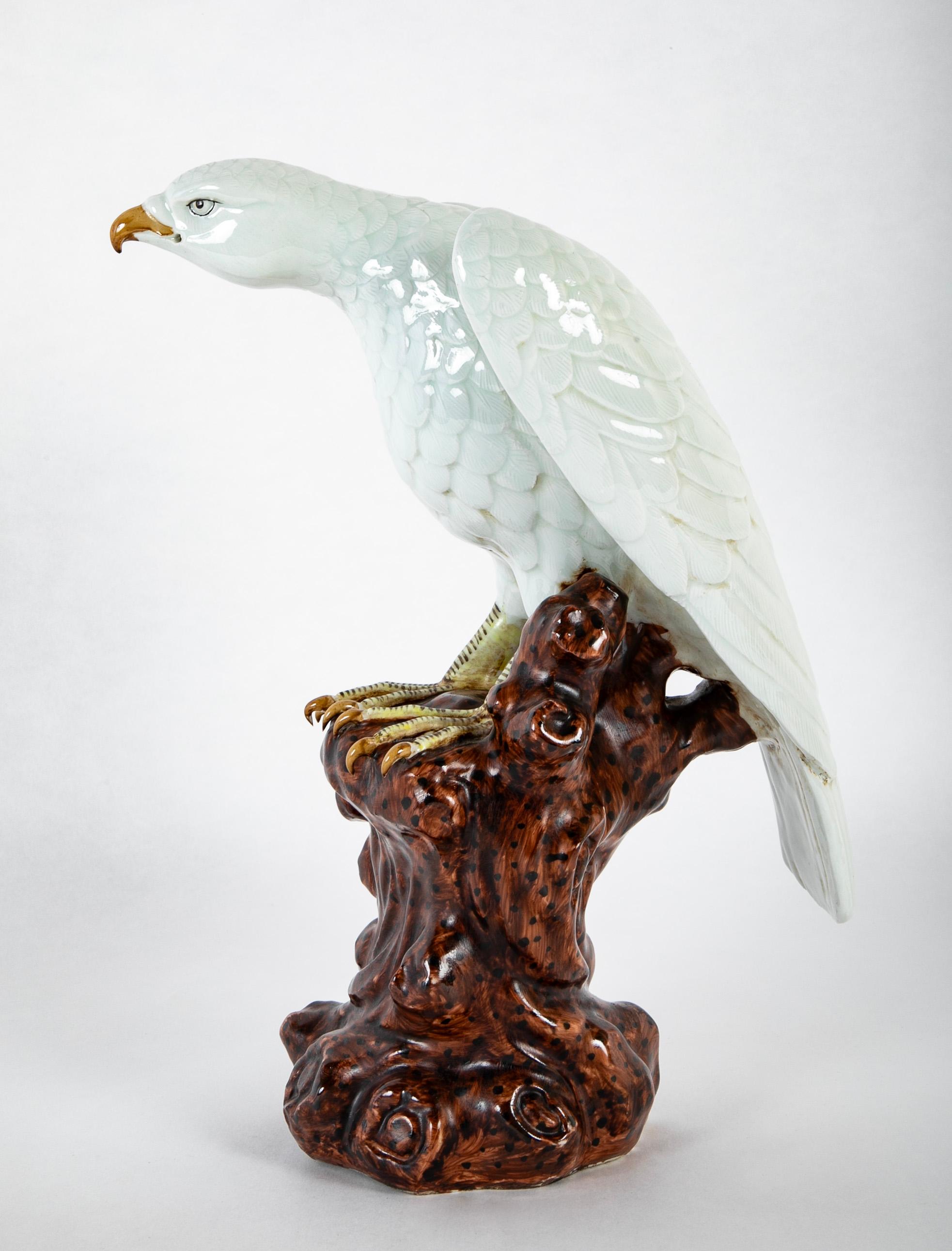 Ein weiß glasierter japanischer Porzellan Hawk auf einem Baumstumpf thront im Angebot 1