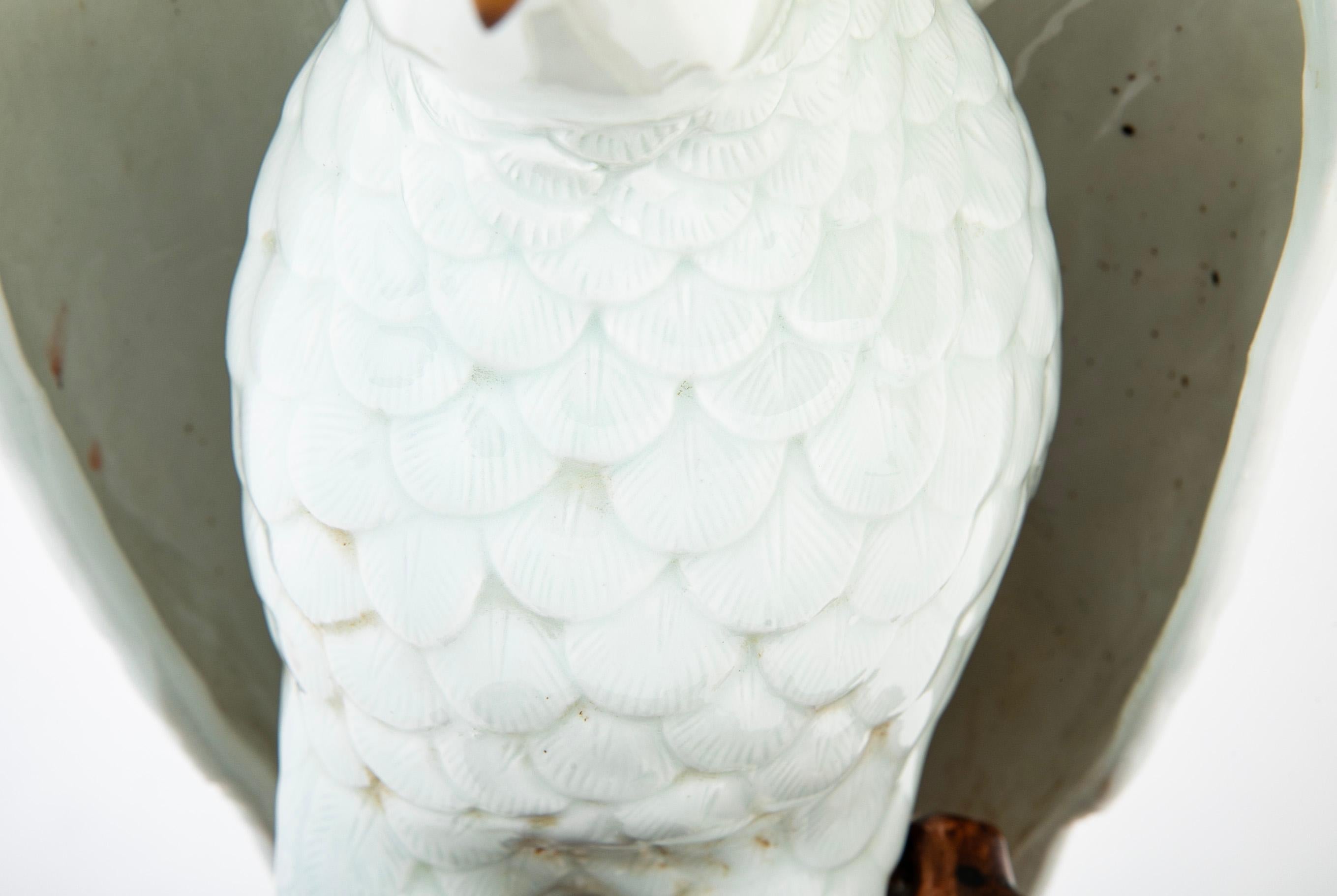 Ein weiß glasierter japanischer Porzellan Hawk auf einem Baumstumpf thront im Angebot 2