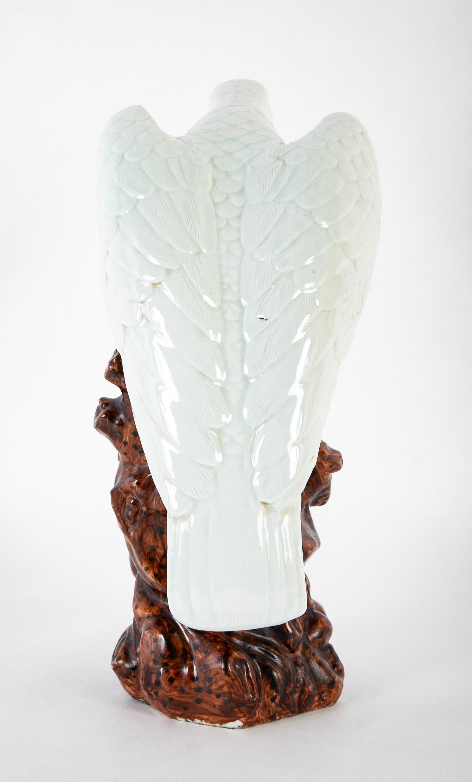 Ein weiß glasierter japanischer Porzellan Hawk auf einem Baumstumpf thront im Angebot 4