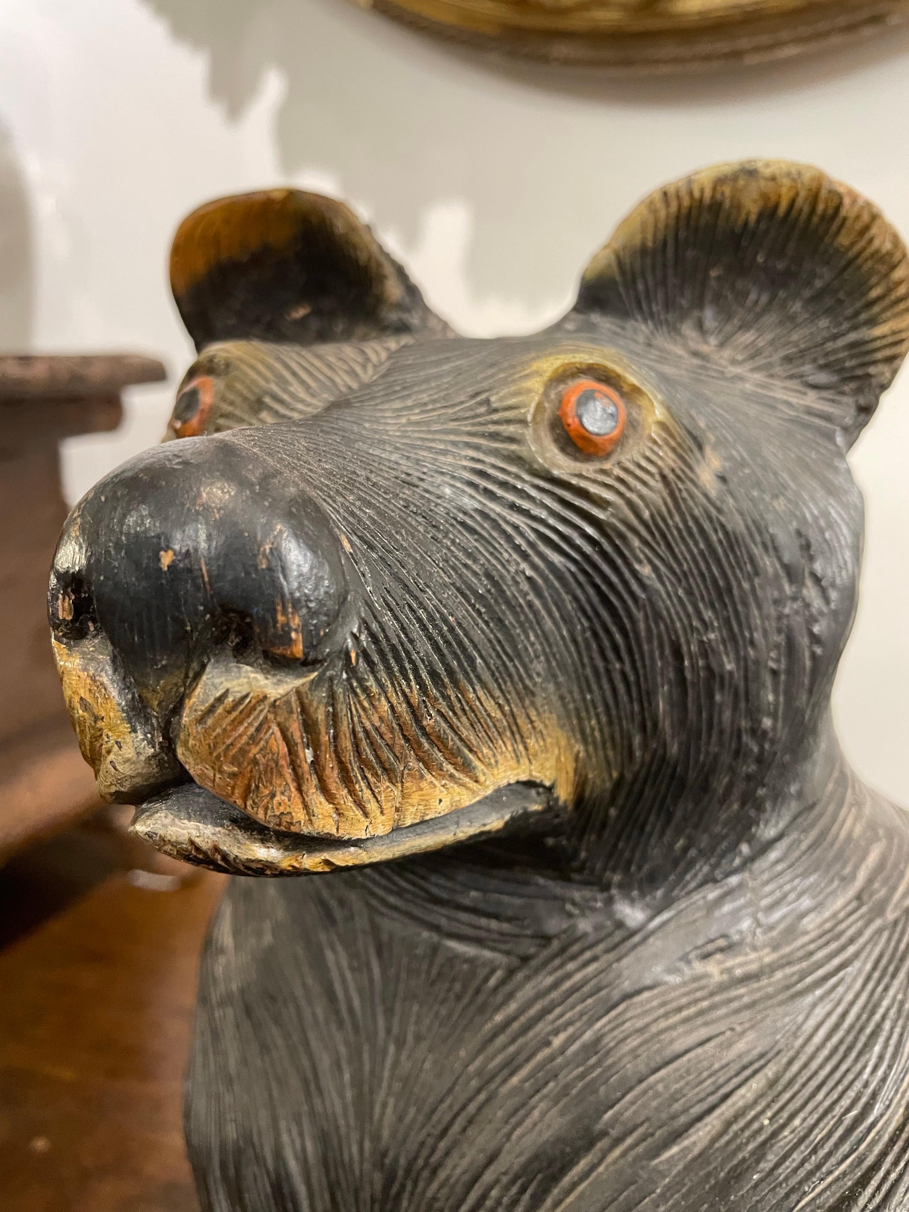 Legno Un orso giapponese intagliato in legno, 20° secolo in vendita