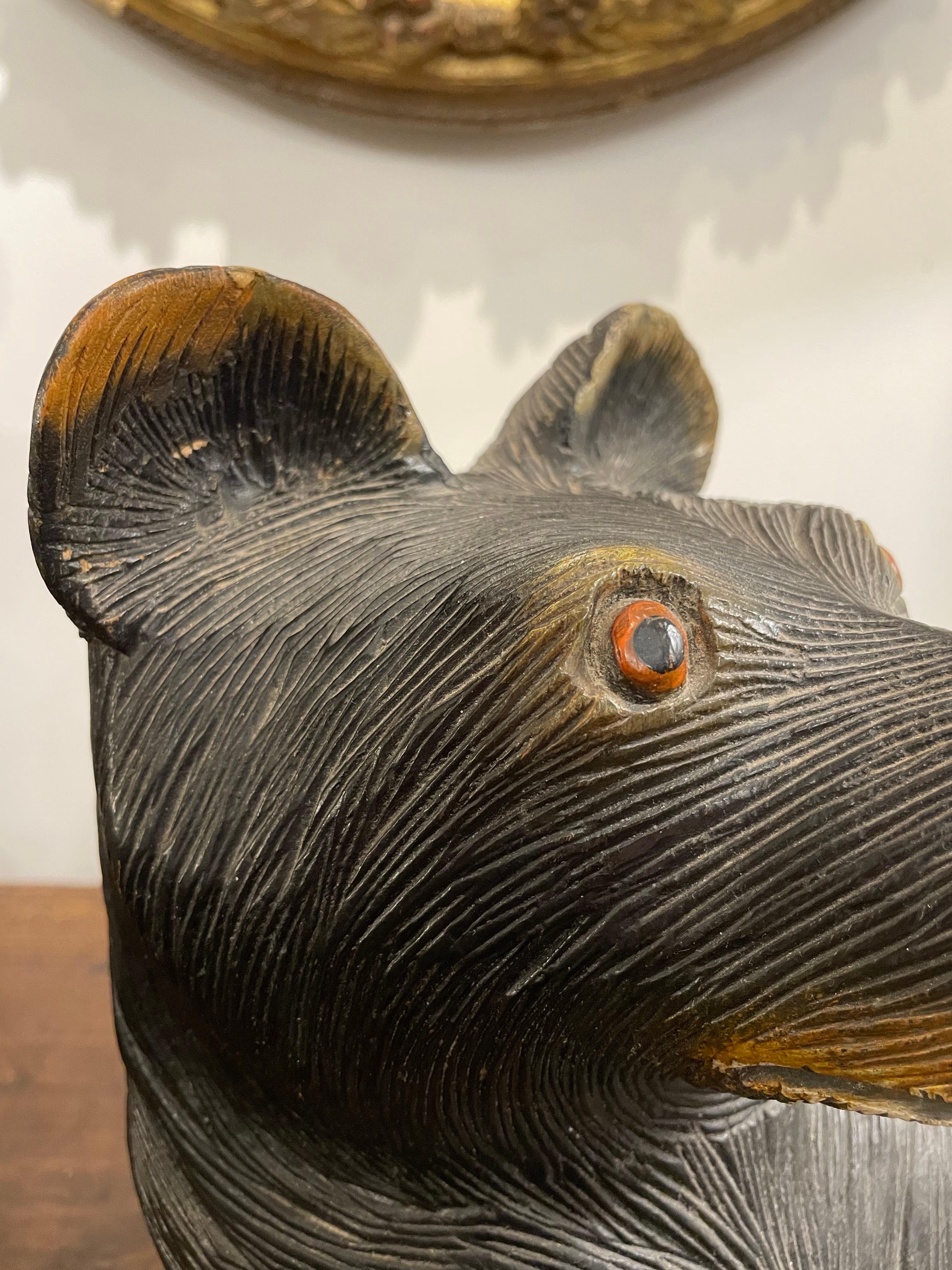 Un orso giapponese intagliato in legno, 20° secolo in vendita 1